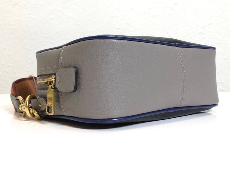 OUTLET 】COACH Camera Bag In Colorblock With Coach Patch (COACH F79278) 🍁หายากมากๆแล้วรุ่นนี้**จะถือ หรือสะพาย ได้ตามใจสั่ง //วัสดุหนังแท้เต็มใบ คุณภาพหนังดีมากๆ ปักโลโกตัวC ด้านหน้า ดูดีแบบไม่ซ้ำใคร //มาพร้อมสายสะพาย 2 สาย >>สายหนัง และสายสป