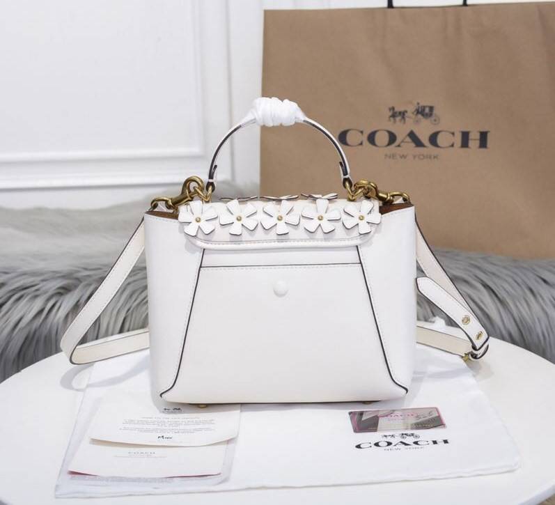 Coach Courier Carryall 23 With Floral Applique สินค้าใหม่ทรงน่ารัก ใช้แล้วดูแพงมากกก มีช่องใส่ขนาดกว้าง ใส่ของได้จำนวนมาก แถมยังสามารถถือเก๋ๆ แบบคุณนาย พร้อมทั้งสะพายเป็น crossbody ก็ได้ โดดเด่นด้วยสีส้น ดูเก๋ไม่เหมือนใครจิงๆ เปิดปิดด้วยกระดุมหมุน ใช้แล้ว