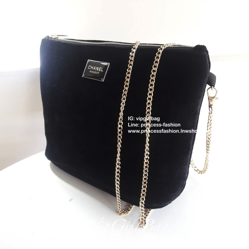 อีกหนึ่งรุ่นที่สาวๆรอคอย Chanel Cosmetics crossbody bag ของแท้ จากเคาเตอร์ VIP COSMETICS GIFT (NOT FOR SALE) ทรงสวย ด้านหน้าประดับโลโก้แบรนด์สุดหรู วัสดุผ้าขนวูฟ นุ่มมือ น้ำหนักเบา ตัวกระเป๋าอะไหล่ทองพร้อมสายโซ่สุดหรูสีทอง ถอดออกได้ หัวซิปปั๊มแบรนด์ เปิดป