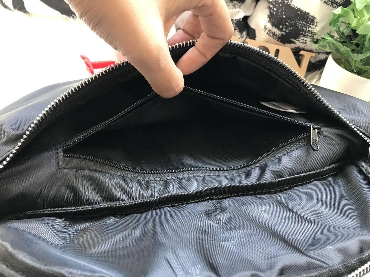 ADIDAS ORIGINALS ADICOLOR WAIST BAG ของมันต้องมี!! กระเป๋าคาดอก/คาดเอวสุดชิค ดีไซน์เรียบง่าย แต่สะพายแล้วเท่ คลาสสิคสุดๆ!! วัสดุ Nylon+Polyester กันน้ำได้ เปิด-ปิดฝากระเป๋าด้วยซิป หัวซิปปั๊มแบรนด์เป็น signature ภายในมีช่องโล่งกว้าง ใส่ของได้พอสมควร ใส่มือ