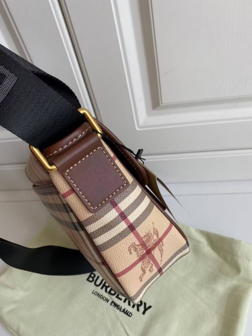 BURBERRY MESSENGER VINTAGE BAG VIP GIFT WITH PURCHASE (GWP) พรีเมี่ยมกิ๊ฟ Limited Edition จาก BURBERRY วัสดุหนังทั้งใบลายวินเทจ ตกแต่งคาดเข็มขัดด้านหน้า เปิดปิดด้วยกระดุมแม่เหล็ก ภายในมีช่องใส่ของโล่งกว้าง สามารถใส่มือถือ ipad mini ของจุกจิกได้ อะไหล่แบรน