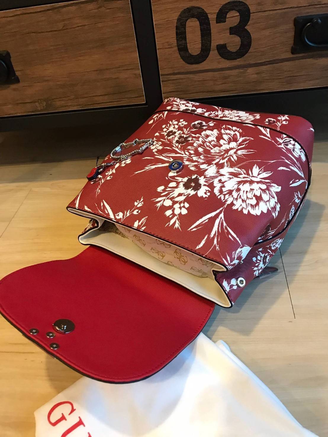 GUESS CASSIA LOGO BACKPACK รุ่นใหม่ชนช้อป!! กระเป๋าเป้สะพายขนาดกลาง ตั้งอยู่ทรงสวย เปิดปิดด้วยกระดุมแม่เหล็ก ขยายปากกระเป๋าได้ด้วยกระดุมทั้ง2ด้าน ภายในบุผ้ามีลายsignatureแบรนด์ มีช่องซิปแยกจากช่องใหญ่ ด้านหลังมีช่องซิปเพิ่มใช้งานได้จริง สายสะพายปรับความยา