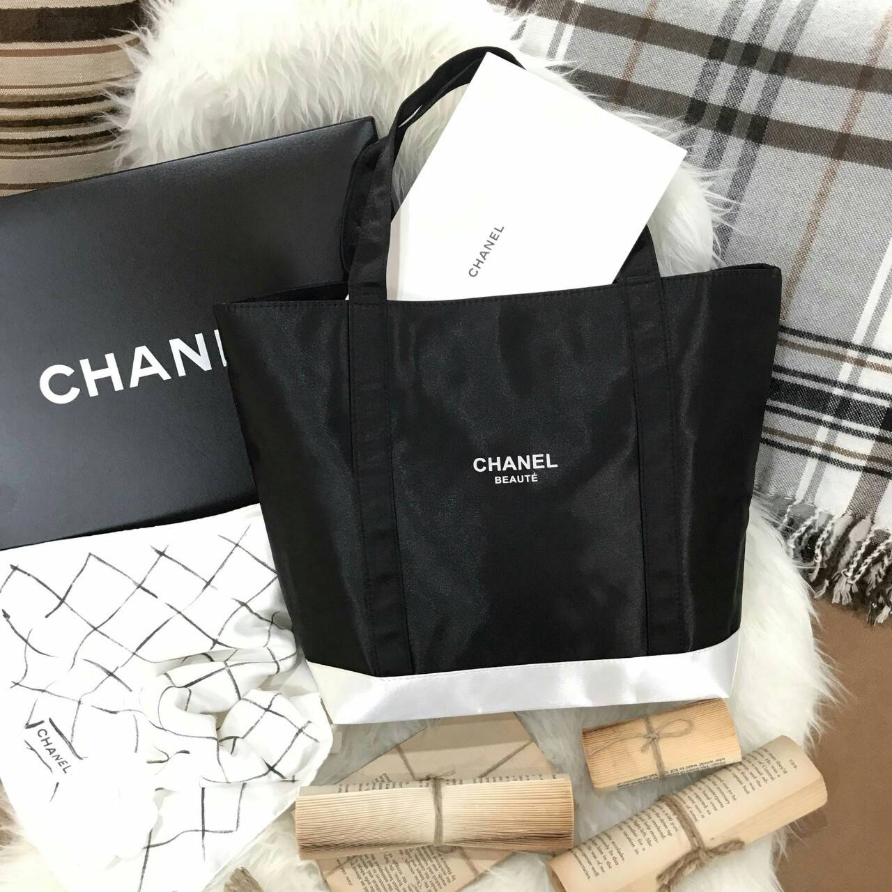 มาใหม่ค้า! Chanel Beaute Black Satin Shopping Bag กระเป๋าสะพาย ShoppingBag VIP GIFT WITH PURCHASE Limited Edition ของแท้นำเข้าจากเคาน์เตอร์ Chanel Beaute ใบใหญ่สีดำสุดคลาสสิค ซับใน Polyester 100% เปิดปิดด้วยกระดุมแม่เหล็ก น้ำหนักเบา จุสุดๆ ใส่เอกสารA4หนัง