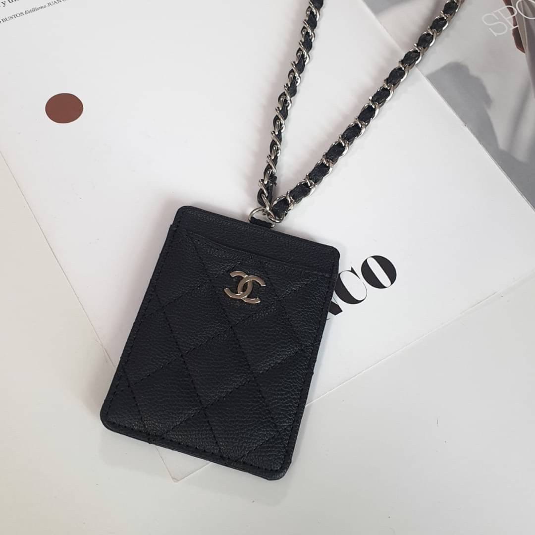 CHANEL CARD HOLDER WITH CHAIN พร้อมส่งที่ไทย สายคล้องบัตรสุดคลาสสิค จากงานพรีเมี่ยมกิ้ฟท์แบรนด์ดังอย่าง CHANEL วัสดุหนังสังเคราะห์ ลายสวยมาก ด้านหน้าประดับโลโก้ CC มีช่องใส่บัตรมากกว่า4ใบ มาพร้อมสายคล้องแบบโซ่สลับหนัง ไอเท็มสุดหรูแบบนี้ ต้องมีติดตัวไว้น้า