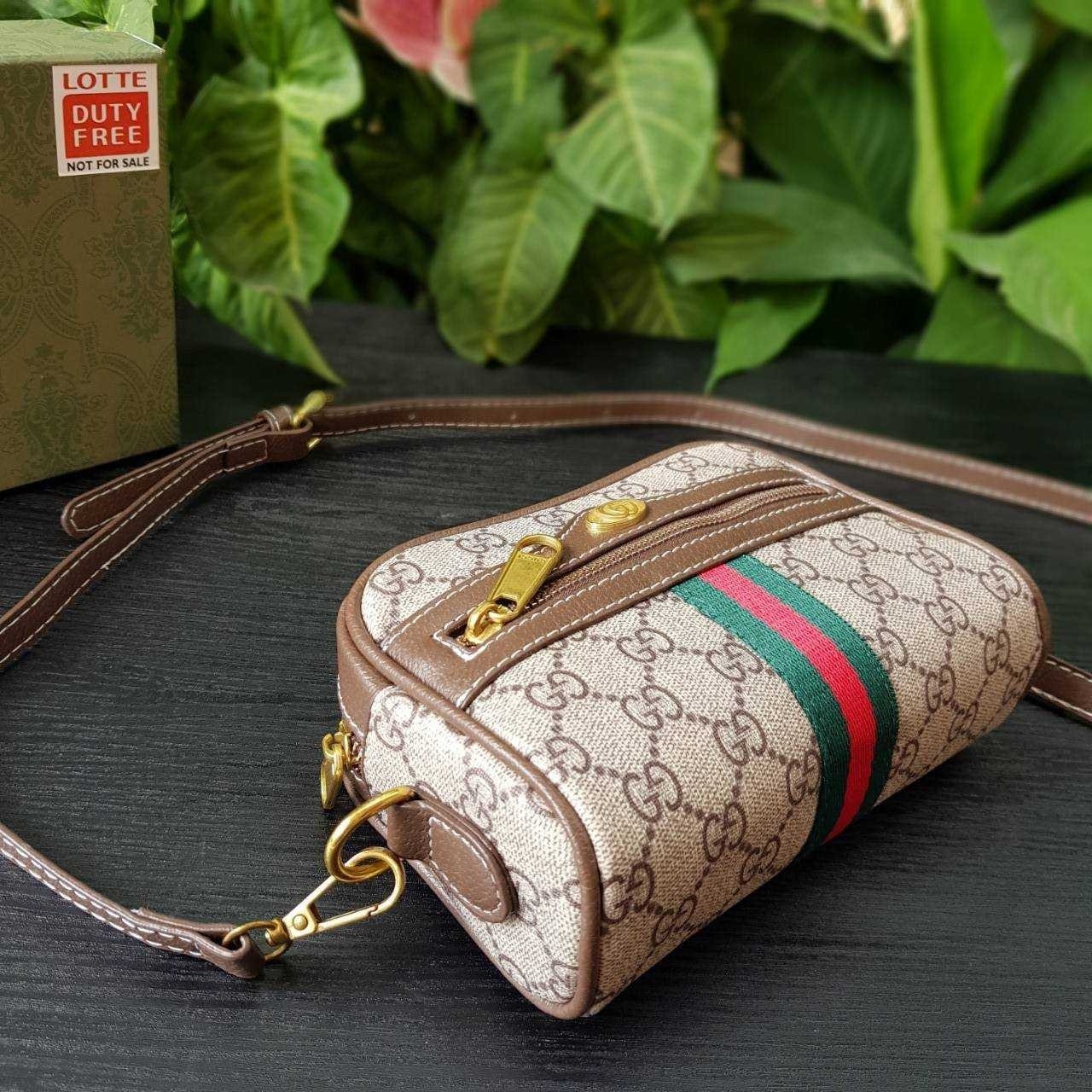 GUCCI Ophidia GG Crossbody Bag กระเป๋าครอสบอดี้ขนาดกำลังดี ดีไซน์ที่เป็นเอกลักษณ์ ใช้ได้ทุกโอกาส สายยาวปรับระดับได้ เปิด-ปิด ด้วยซิบ