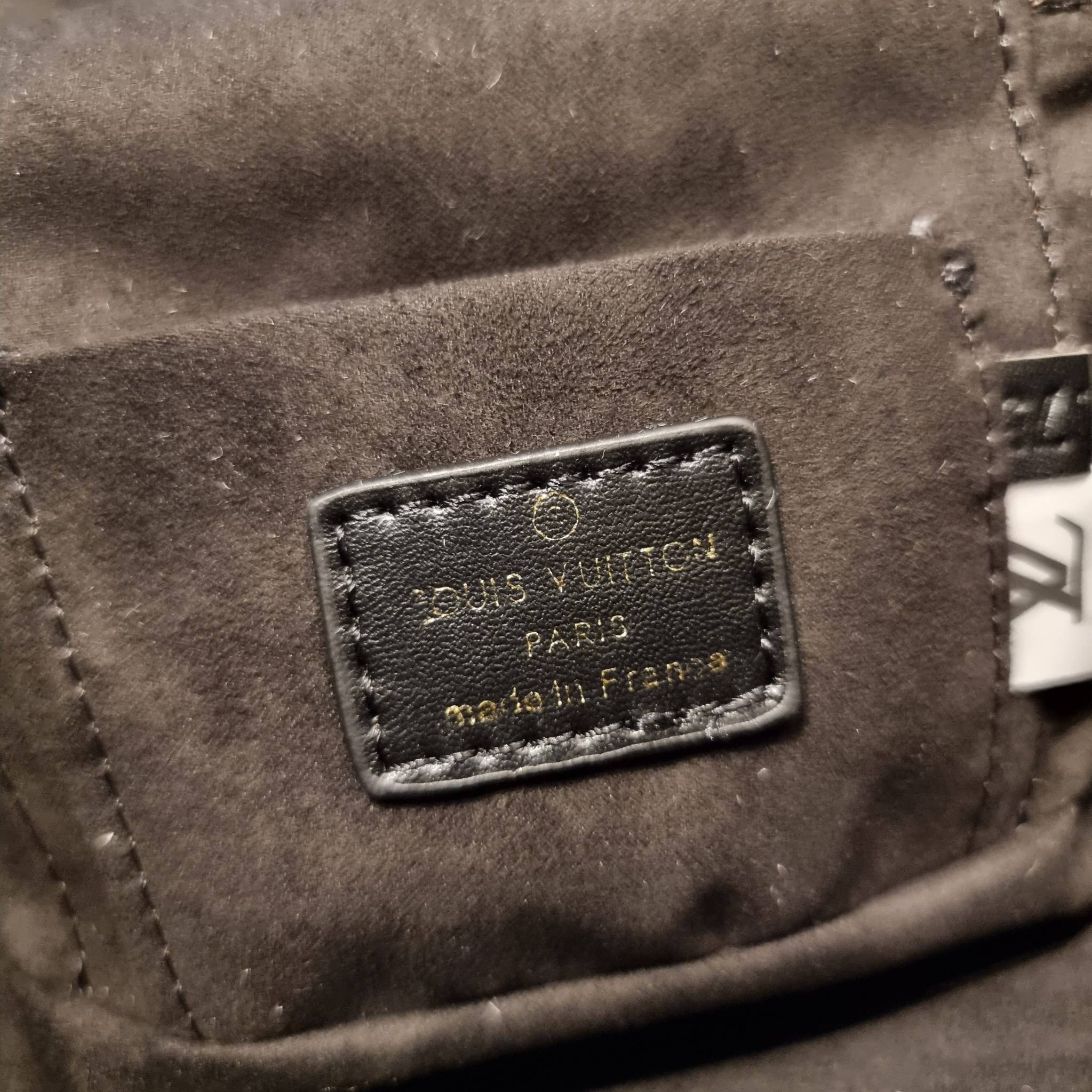 LV EXCLUSIVE VIP COSMETICS GIFT BOX กระเป๋าถือ/สะพาย สวยอยู่ทรง มาพร้อม box set สุดหรู adapt ใช้เป็นกระเป๋าเก็บเครื่องสำอางค์ ถือเชิดๆ หรือสะพายเลิศๆ ไปเที่ยว ไปไหนๆก็ดูแพง!! สวยจริงจัง!! พิเศษ!! มาพร้อมแม่กุญแจล็อคครบชุด และพวงหนังห้อย คุ้มมากๆแม๊!! ทุกด