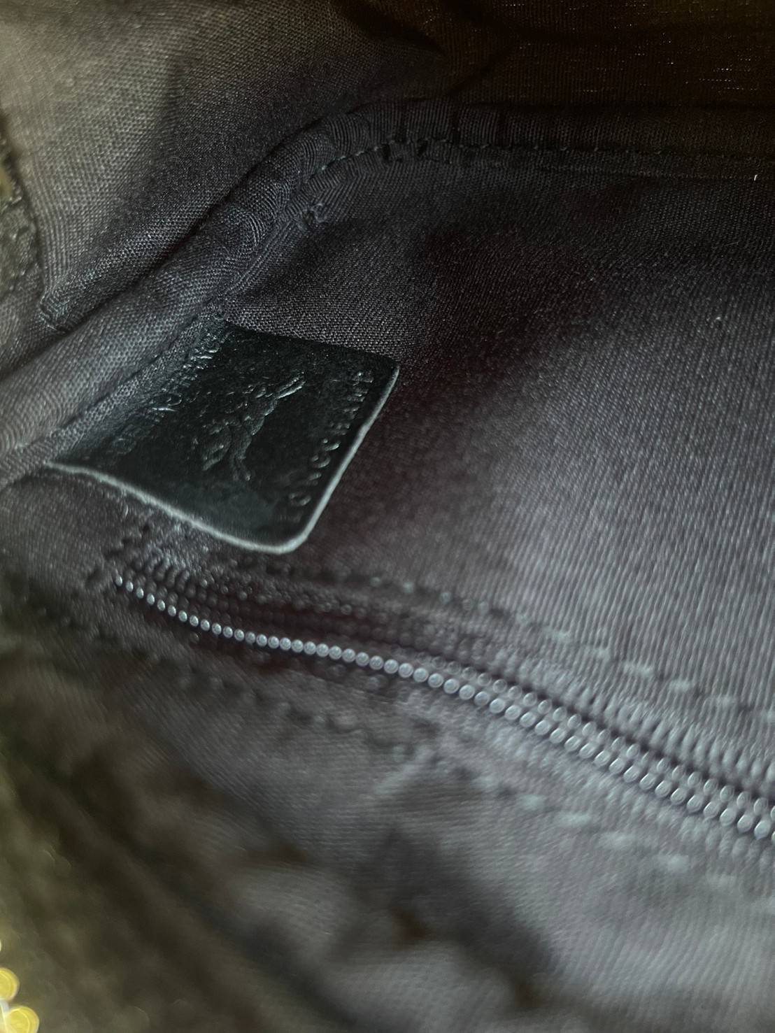 Longchamp Roseau Canvas Crossbody Bag ขนาดที่มีความกะทัดรัดมากกว่าและเหมาะกับสรีระของผู้หญิง ทำให้เคลื่อนไหวได้สะดวก สำหรับใครที่ต้องการกระเป๋าแบบใช้งานได้แบบคล่องตัว Longchamp รุ่นนี้สามารถตอบโจทย์ได้ดี ด้วยขนาดและน้ำหนักที่เบามีขนาดกะทัดรัดลงตัว เพิ่มเต