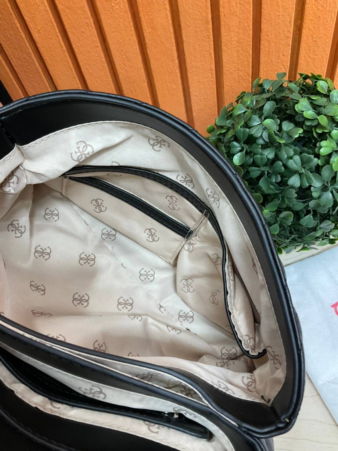 ของแท้ 💯% 】GUESS BLAKELY TOP HANDLE FLAP BAG กระเป๋สะพายรุ่นใหม่ล่าสุด รุ่นยอดนิยมสวยอยู่ทรง วัสดุหนังนิ่ม น้ำหนักเบา มีฐานกว้างตั้งอยู่ทรง ด้านหน้าประดับด้วยโลโก้แบรนด์สวยโดดเด่น