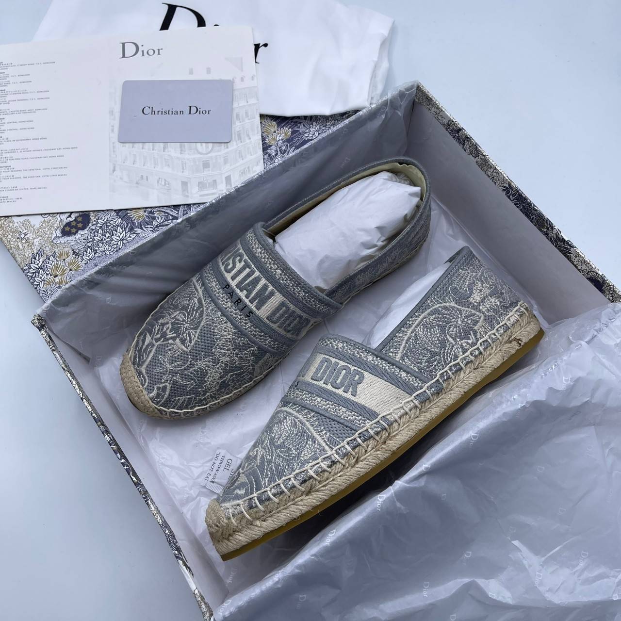 DIOR GRANVILLE ESPADRILLE SS21 Oblique Embroidered Cotton รองเท้าที่เป็นเอกลักษณ์ ที่สุดแห่งความหรูหราที่ใช้งานได้ทุกวัน ตัดเย็บจากผ้าฝ้ายปักลาย ประดับด้วยรายละเอียดสวยงาม งานเกรดออริจินอล 1:1 เหมือนที่สุด มีเลข Code ภาพสินค้าถ่ายจากงานขายจริง ไม่โป๊ะแตกแ