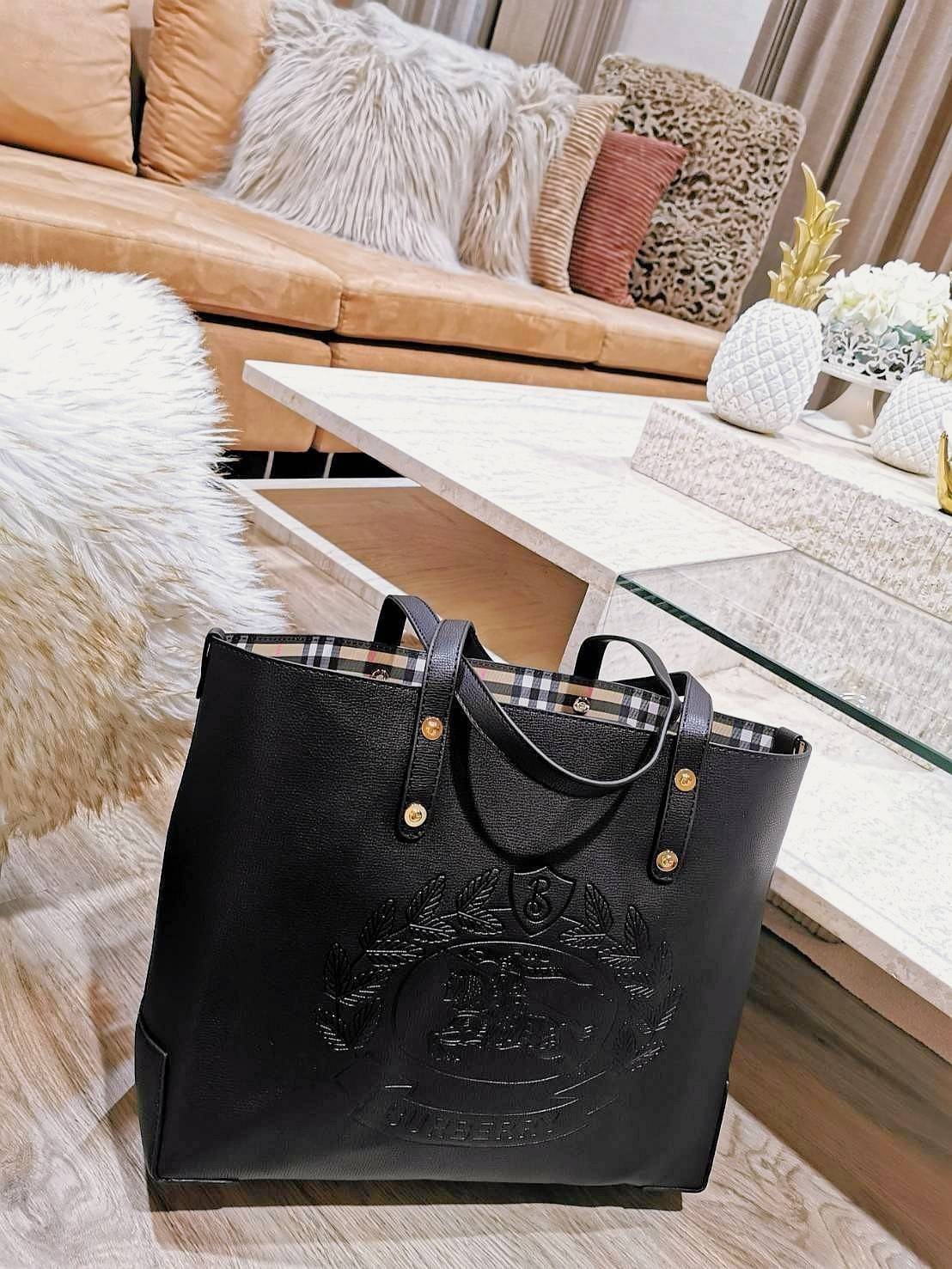 VIP 】BURBERRY FRAGRANCES TOTE BAG VIP GIFT WITH PURCHASE (GWP) พรีเมี่ยมกิ๊ฟ Limited Edition จาก BURBERRY PERFUME รุ่นแนะนำ ดีไซน์สวยโดดเด่นหนังสีดำขึ้นเทคเจอร์ด้านหน้ามีโลโล้แบรนด์ ภายในลายวินเทจสุดคลาสสิค โล่งกว้างมีช่องซิปเล็กและโลโก้ด้านใน สามารถใส่เอ