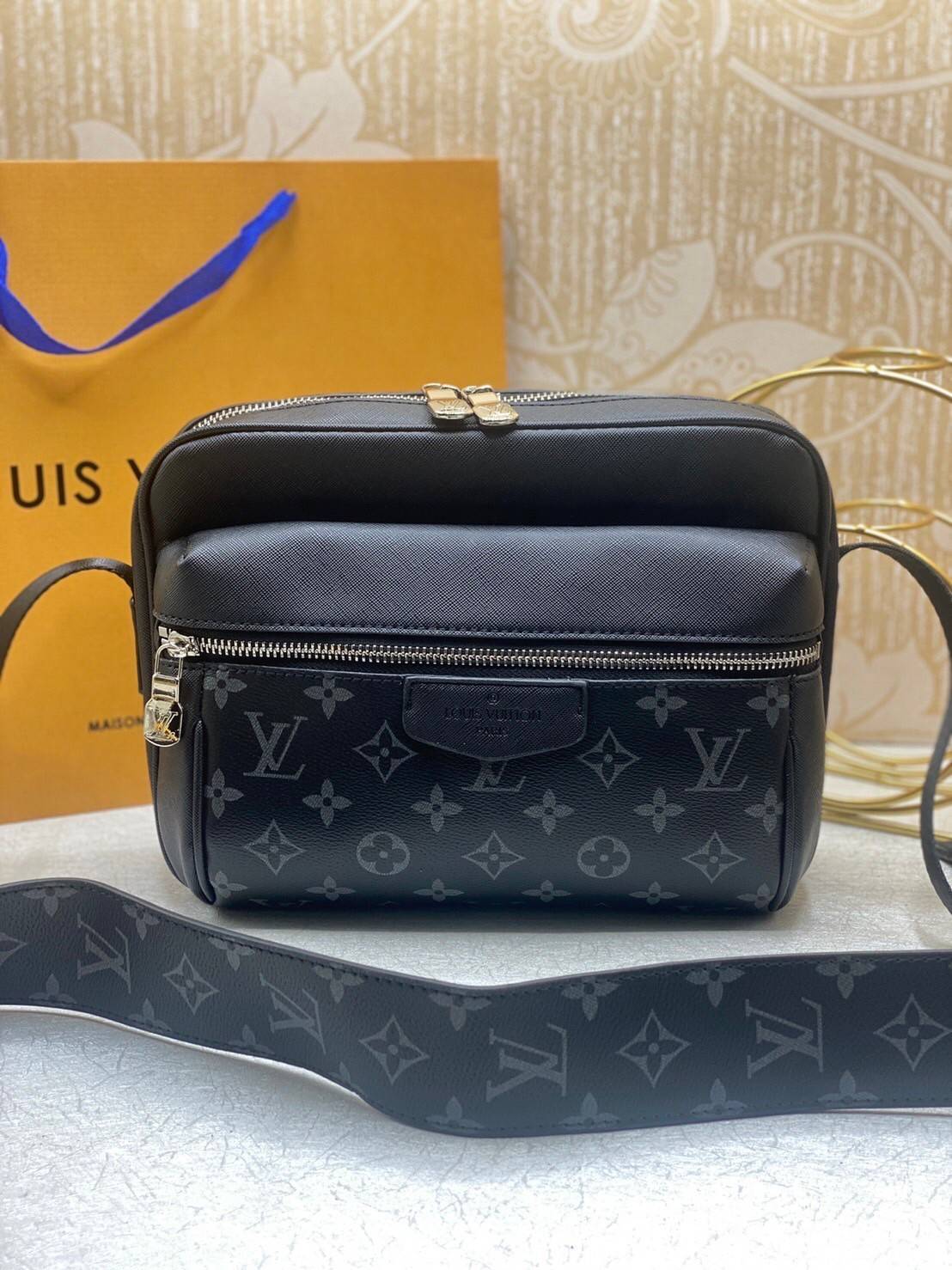 LV Messenger OUTDOOR Bag M30233 กระเป๋าแมสเซนเจอร์ กระเป๋าสะพายข้าง เป็นทรงที่ได้รับความนิยมอย่างมาก เนื่องจากมีขนาดกำลังดี พกพาสะดวกและมีดีไซน์หลากหลาย