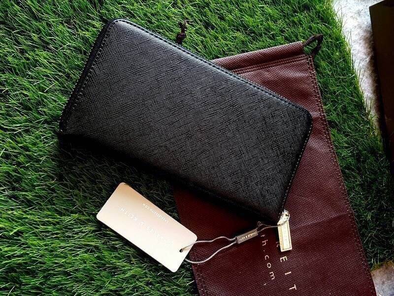 BEST SELLER! CHARLES&KEITH LONG WALLET กระเป๋าสตางค์ใบยาวหนัง Saffiano สวยอยู่ทรงสไตล์ PRADA เปิดปิดด้วยซิปรอบอะไหล่ทองหัวซิปปั้มโลโก้ด้านหน้ามีโลโก้สวยเรียบหรูภายในมีช่องซิป1ช่อง ช่องใส่บัตรหลายช่อง ใส่มือถือ iphone เหรียญ บัตรได้เยอะ ตัวจริงสวยน่าใช้มาก