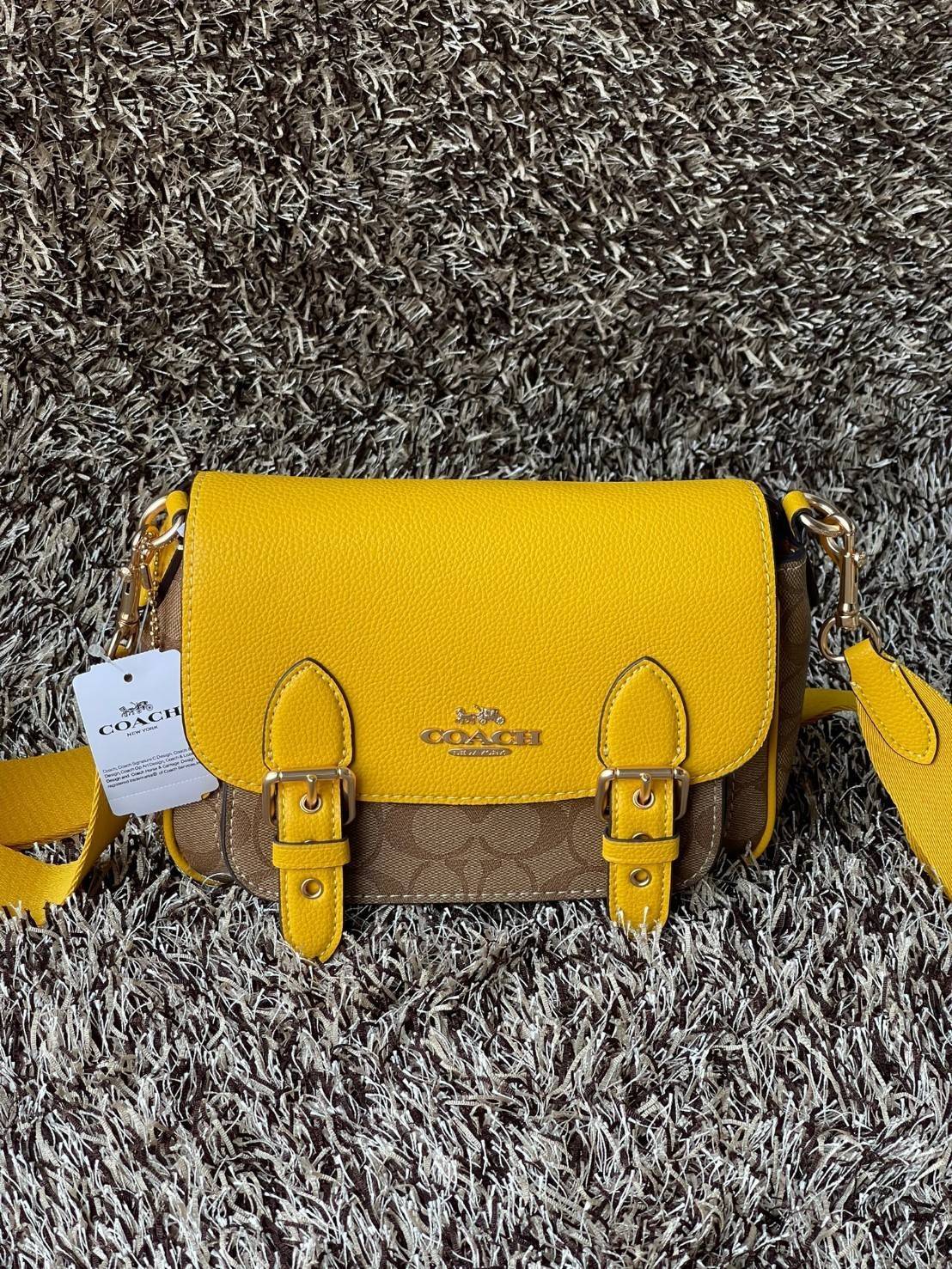 COACH Lucy Crossbody กระเป๋าใบนี้ขนาดกะทัดรัดกำลังดี เพียงพอสำหรับใส่ของจำเป็นที่ต้องการพกติดตัว ที่สำคัญใช้งานง่ายสามารถหยิบของได้สะดวกรวดเร็ว วัสดุผ้าใบเคลือบซิกเนเจอร์และหนังกรวดละเอียด ด้านในมีซิปและกระเป๋าอเนกประสงค์ ปิดสแน็ปอิน กระเป๋าแบบเปิดด้านนอก