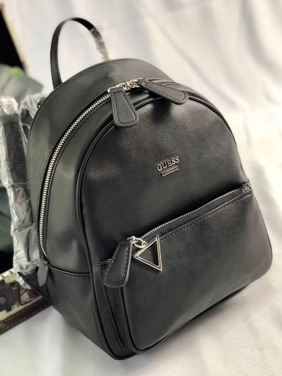 GUESS PANDORE BACKPACK กระเป๋าสะพายหลัง วัสดุหนังนิ่มมือ น้ำหนักเบา ด้านหน้ามีโลโก้แบรนด์ พร้อมช่องซิปหนึ่งช่อง ที่จับซิปมีอะไหล่สัญลักษณ์แบรนด์ ช่องซิปหลักเปิดปิดด้วยซิปคู่ ภายในโล่ง กว้าง ใส่ของได้จุ มีช่องซิปและช่องเล็กใส่ของจุกจิก สายสะพายด้านหลังเลื่