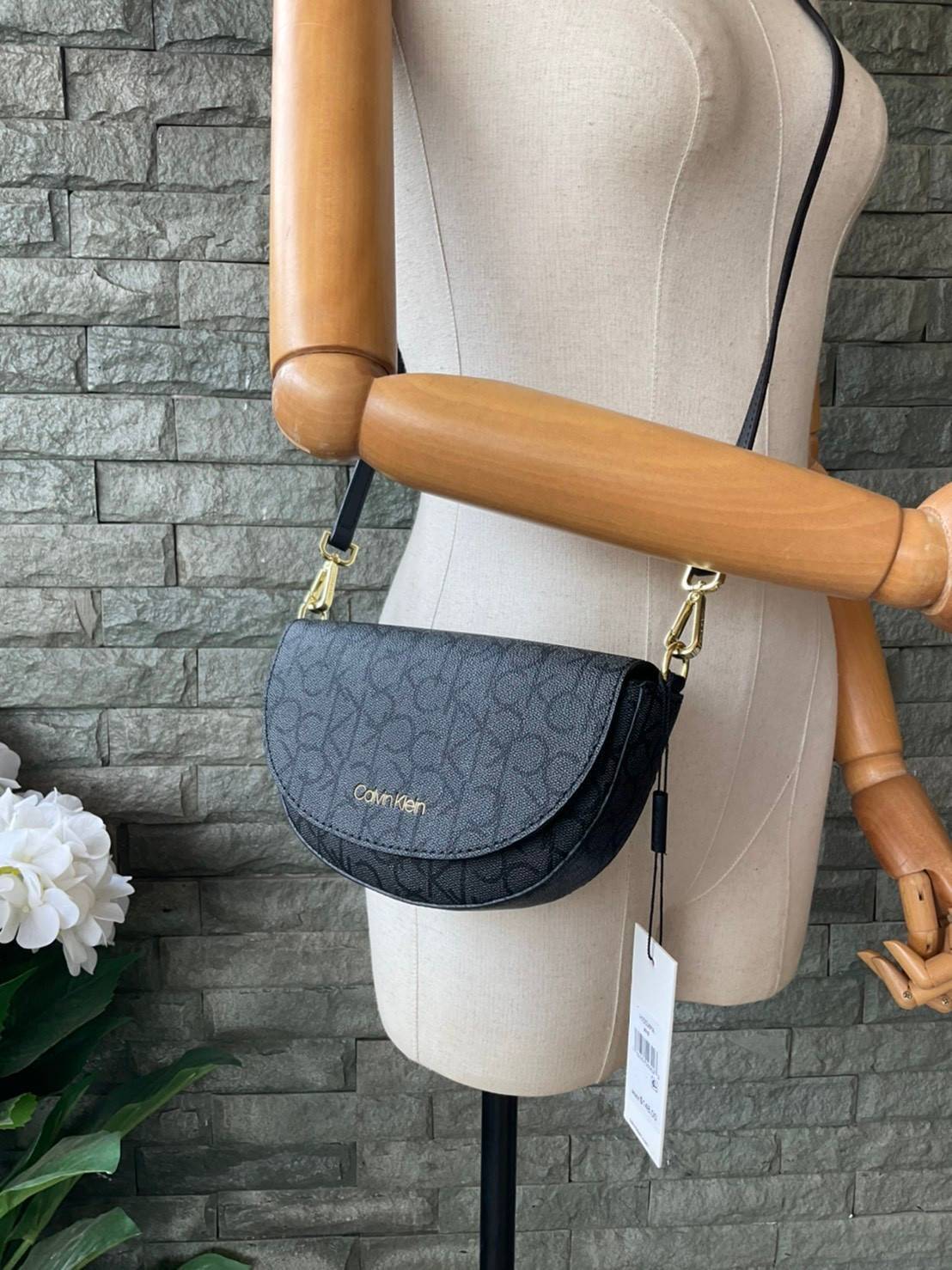 ของแท้ 💯% Calvin Klein Monogram Crossbody Bag กระเป๋าสะพายทรงครอสบอดี้ กระเป๋าคลัทช์ ทรงครึ่งวงกลม ขนาดน่ารัก ลายโมโนแกรมรอบใบ