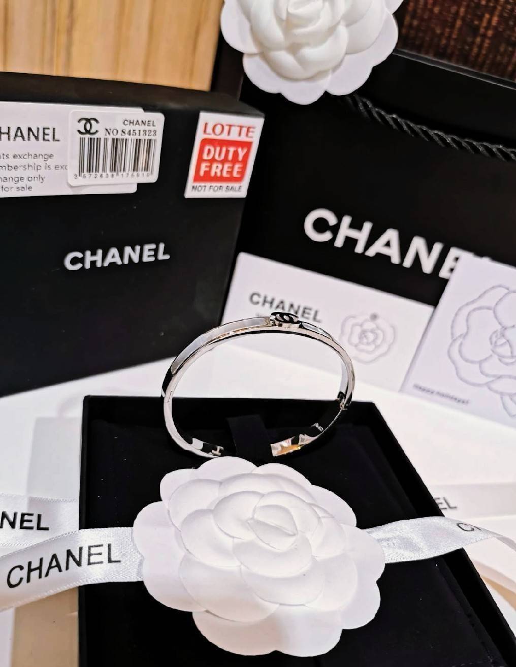 CHANEL BANGLE BRACELET VIP สุดเลอค่า ไอเท็มหายากชวนสะสมดีไซน์สวยคลาสสิคเลอค่า ไอเท็มแบบนี้นานๆจะหลุดมาให้ช้อปจะซื้อใช้เองหรือมอบเป็นของขวัญก็เลิศหรูดูดี สินค้ามาใน Original Package ไอเท็มหายากห้ามพลาดค่ะ!