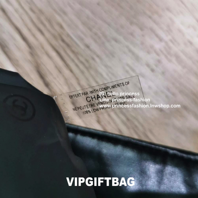 Chanel GWP Tote Bag กระเป๋าสะพายทรง Tote VIP Gift With Purchase (GWP) Limited Edition พรีเมี่ยมกิ้ฟของแท้รุ่นใหม่ล่าสุดจาก Chanel Cosmetic Counter วัสดุหนังนิ่มเรียบลายตารางอยู่ทรงสวยด้านหน้ามีโลโก้แบรนด์ ขนาดกำลังดี เปิดปิดด้วยกระดุมแม่เหล็ก ภายในโล่งกว้