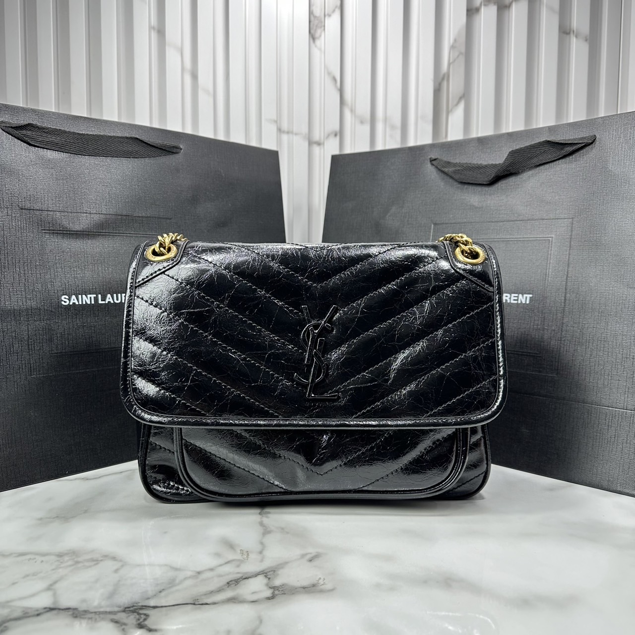 medium YSL Niki shoulder bag 11" กระเป๋าสะพายทรงคลาสสิค รุ่นยอดนิยมของแบรนด์ที่ใครๆก็ต้องมีใช้ ดีไซน์เรียบหรู