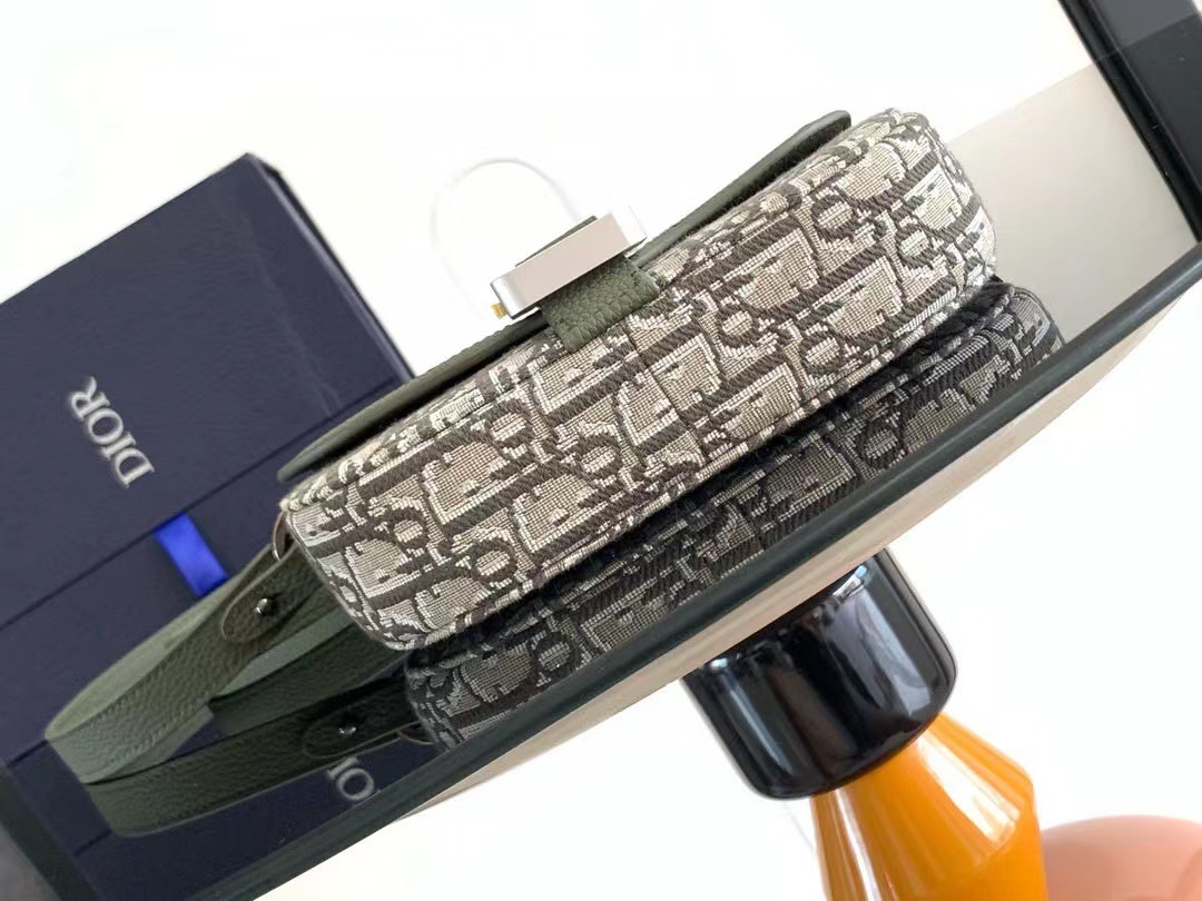 DIOR MINI Saddle Messenger Bag with Flap / Khaki / Black / Oblique Jacquard with Grained Leather กระเป๋าสะพายทรงแมสเซ็นเจอร์ รุ่นยอดนิยมของท่านชาย เกรดท็อปออริ สลับแท้ 1:1