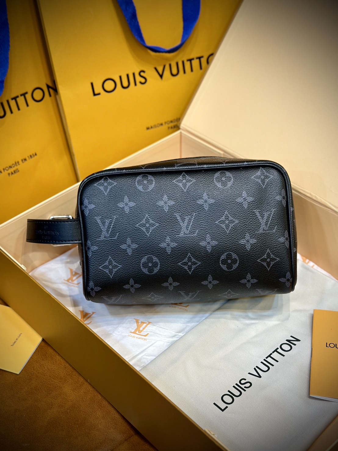 LV Trousse Toilette Locker Dopp Kit / LV Clutch Bag 22cm กระเป๋าถือทรงพอชหรือคลัช แบบคลาสสิกสวยงามเป็นเอกลักษณ์ มีหูหิ้วพกพาสะดวก เกรดออริ