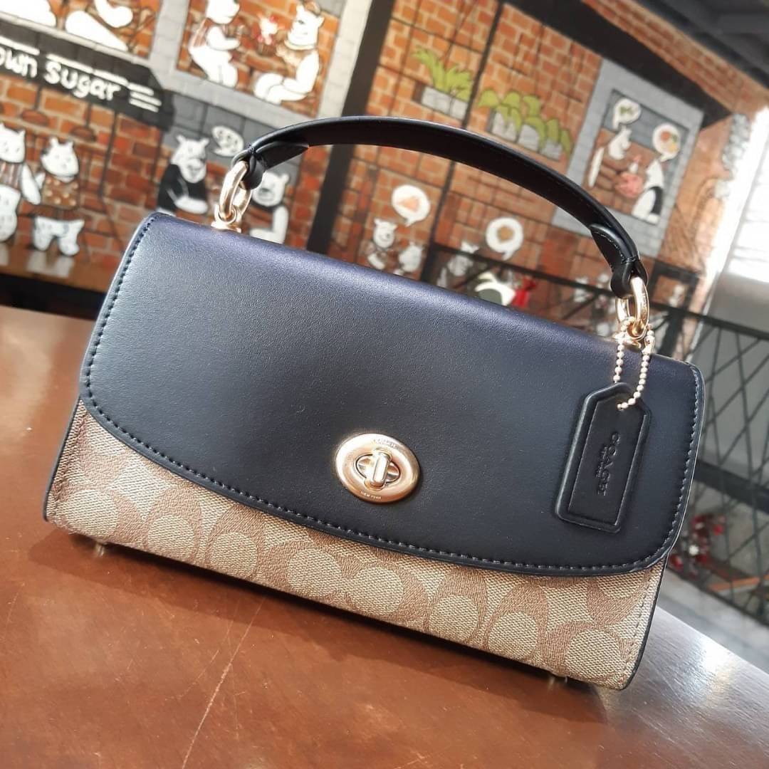COACH TILLY SATCHEL 23 IN SIGNATURE CANVAS ((C1802//C1439/C1435)) กระเป๋า crossbody สวยหรู ขนาดใหม่ พร้อมสีมาใหม่!! ดีไซน์ย้อนยุค วัสดุหนังแคนวาสเคลือบลายสลับหนังแท้ มาพร้อมหูจับในตัว และสาย crossbody ปรับได้ตามตัว เปิด-ปิดด้วยตัวบิดล็อค ภายในโล่ง บุกำมะห