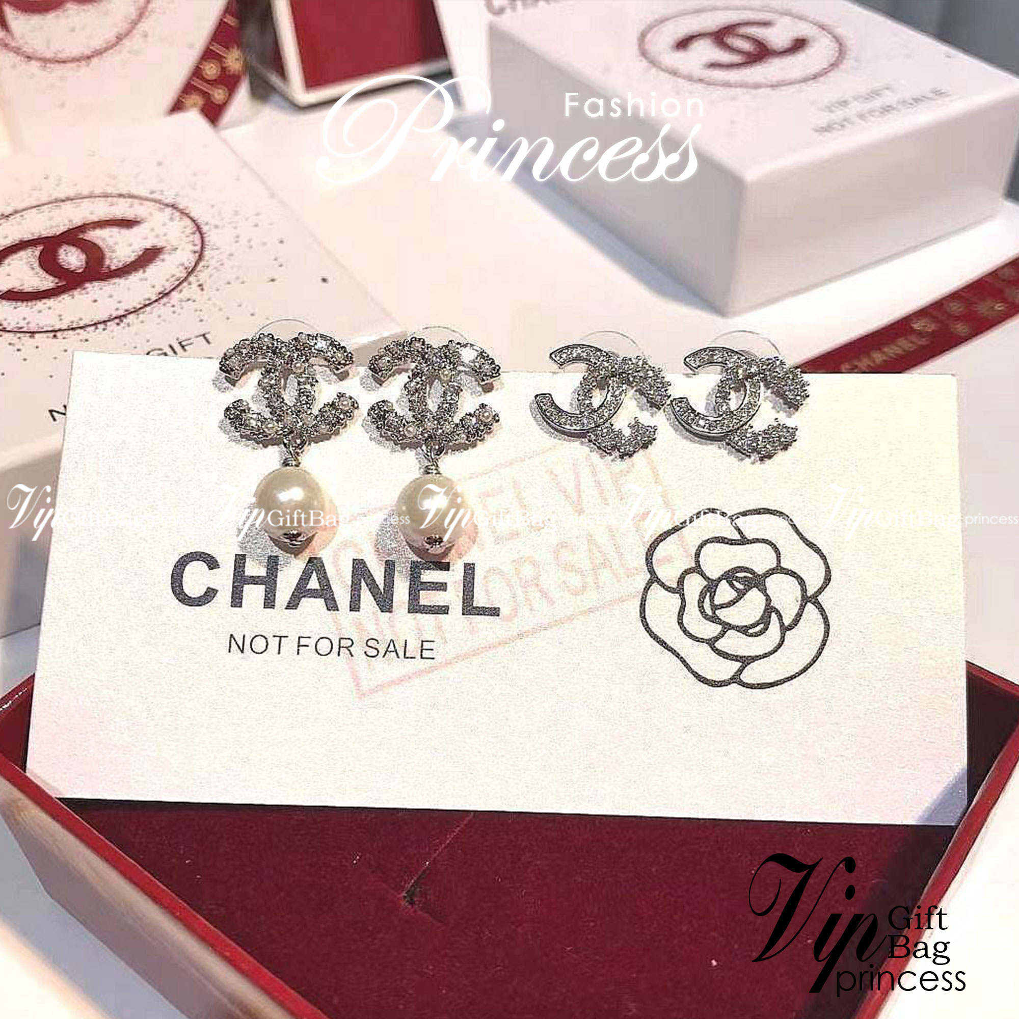CHANEL DOUBLE EARRING VIP ชุดกิ๊ฟเซท ไอเท็มหายากชวนสะสมมาเป็นชุดให้ถึง2แบบ2สไตล์สลับใช้ ดีไซน์สวยหรูเลอค่าสุดคลาสสิค จองด่วนไอเท็มแบบนี้นานๆจะหลุดมาให้ช้อป จะซื้อใช้เองหรือมอบเป็นของขวัญก็เลิศหรูดูดีสินค้ามาใน Original Package บอกเลยว่า Must Have ซื้อ1ได้