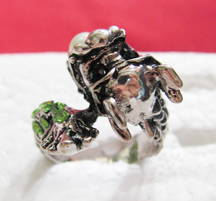 สินค้าหมดค่ะ แหวนมังกรคาบมุกประดับพลอยสีเขียว พลังอำนาจยิ่งใหญ่ค่ะ