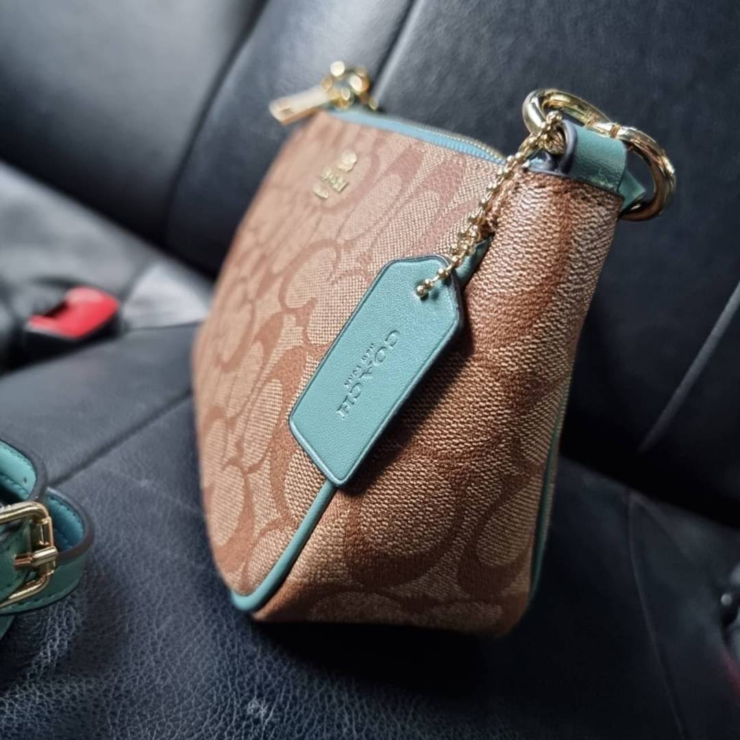 COACH F58321 TOP HANDLE POUCH อีกรุ่นฆ่าไม่ตาย!! 😎 ขายดีขายหมด ขายรวยขายปังๆ!! กระเป๋าพอชจากโค้ช ทรงใช้งานง่าย สะดวก กะทัดรัด วัสดุหนังแคนวาสเคลือบคุณภาพดี มาพร้อมสายคล้องในตัว และสายสะพาย crossbody ปรับเปลี่ยนได้ตามสไตล์ อีกหนึ่งไอเท็มที่สาวๆต้อง