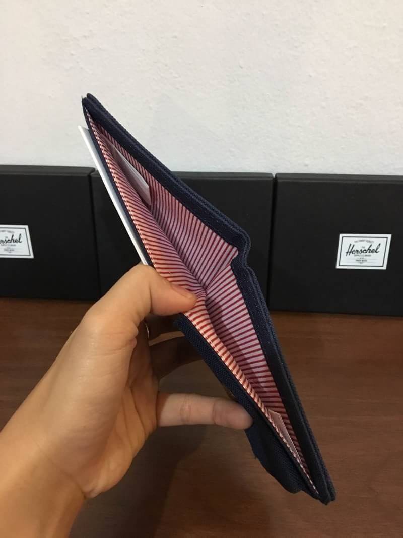 กระเป๋าสตางค์ Herschel Roy Wallet Coin (มีช่องใส่เหรียญ) การออกแบบก็เน้นใช้งานพกสะดวกกระเป๋าสตางค์ใบไม่ใหญ่ขนาดมาตราฐาน ช่องใส่บัตร 3 ช่อง ช่องใส่เหรียญ 1 ช่อง ช่องเก็บของหลังช่องใส่บัตรกับเหรียญอีกข้างละ 1 ช่อง ช่องใส่ธนบัตร 1 ช่อง