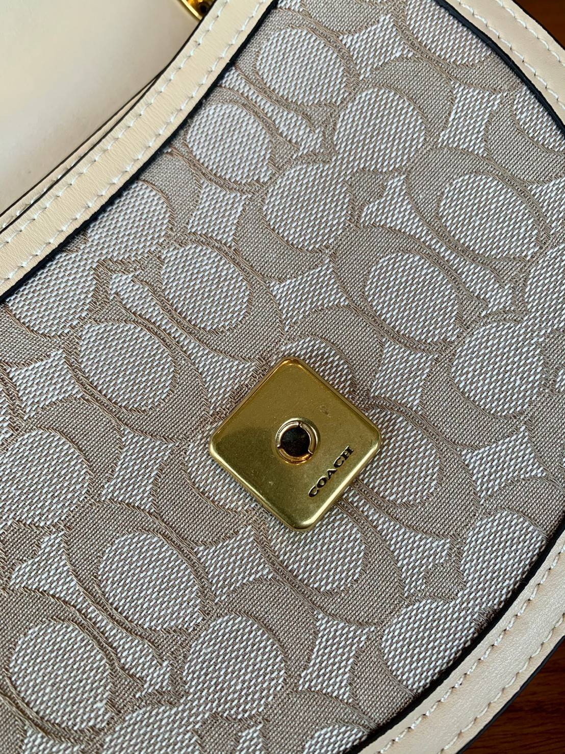 COACH ALIE SADDLE BAG IN SIGNATURE JACQUARD (C4694//C3464) New item!! กระเป๋าสะพายทรง saddle ดีไซน์วินเทจย้อนยุค แฝงความหรูในตัวด้วยอะไหล่สีทองเหลือง โดดเด่นไม่ซ้ำใครแน่นอน วัสดุผ้า jacquard สลับหนังแท้ ภายในเป็นช่องโล่ง มาพร้อมสายสะพายครอสบอดี้ ที่สามารถ