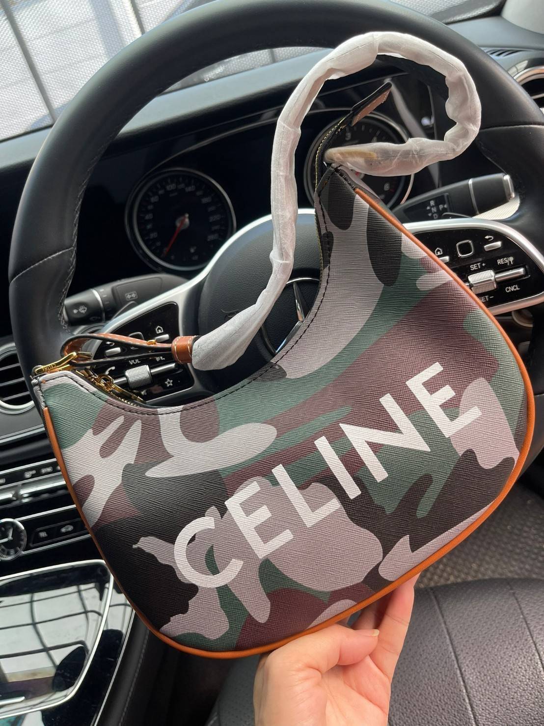 VIP 】Celine Ava Bag In Canvas With Camouflage And Celine Print รุ่นนี้ออกแนวสายลุยแต่ยังคงความคลาสสิกทั้งลายที่แสนโดดเด่น และสายแบบเข็มขัดก็เข้ากันได้ดีสุด ๆลวดลายcamo แบบสะดุดตา การใช้งานไม่ซับซ้อน ตอบโจทย์สำหรับหากสาว ๆ คนไหนที่กำลังมองหากระเป๋าสะพายไหล