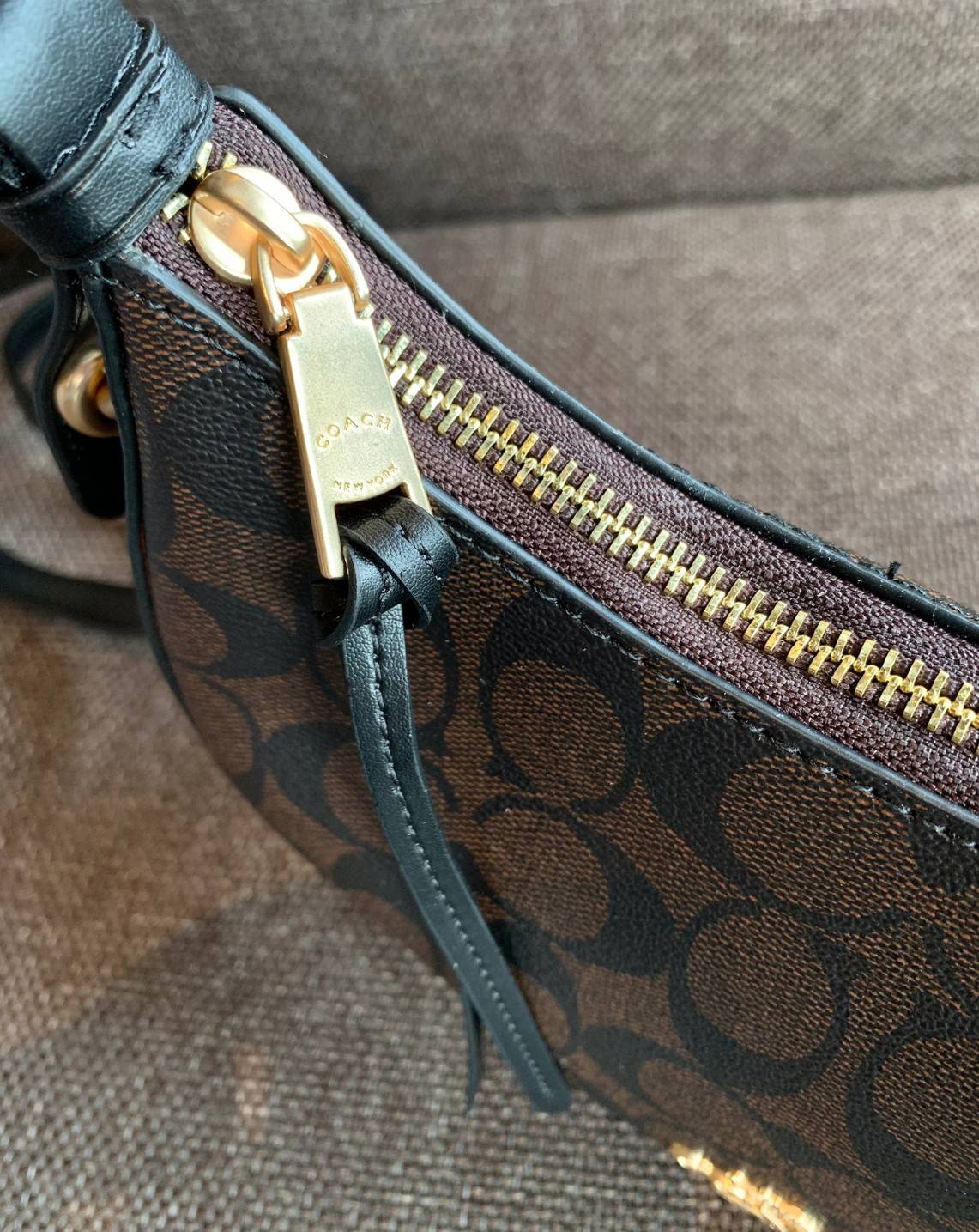 COACH KLEO HOBO BAG ((C7257//C6809//C6807)) พร้อมส่ง คุณภาพเกินเบอร์เลยจ้าา จำนวนจำกัด! กระเป๋าคล้องไหล่หรือสะพายข้างได้ Hobo รุ่นใหม่ล่าสุด ดีไซด์รูปทรงให้ดูเรียลขึ้น หนังแท้นิ่มสวย เปิดปิดกระเป๋าแบบซิปมีหนังห้อยลงมา ภายในกระเป๋าสามารถใส่กระเป๋าเงินใบยาว