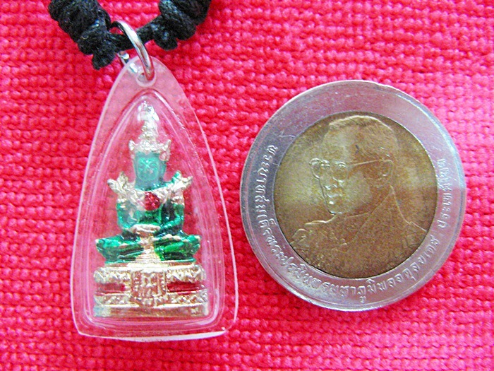 สินค้าหมดค่ะ พระแก้วมรกตเลี่ยมกรอบใสพร้อมสร้อย วัดหนอยหอย จ.ราชบุรีค่ะ