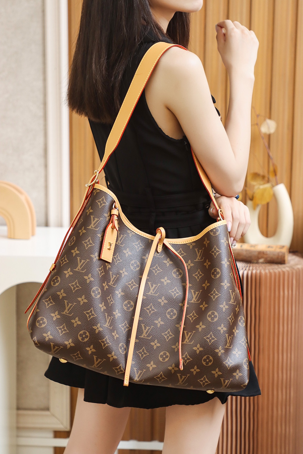 LV CARRYALL Monogram Canvas 12" / LV Shopping Bag รุ่นใหม่ล่าสุด กระเป๋าสะพายทรงหรูหรามีสไตล์ สวยปังมั้ยไหว ใบจริงสวยมากกกก ได้สวยก่อนใคร วัสดุหนังแคนวาสเคลือบลาย สวย คลาสสิค ภายในเป็นช่องโล่ง จุของได้เยอะ สาวๆใช้ใบนี้ สะพายไปไหนก็เข้ากัน ถ่ายรูปสวยๆ