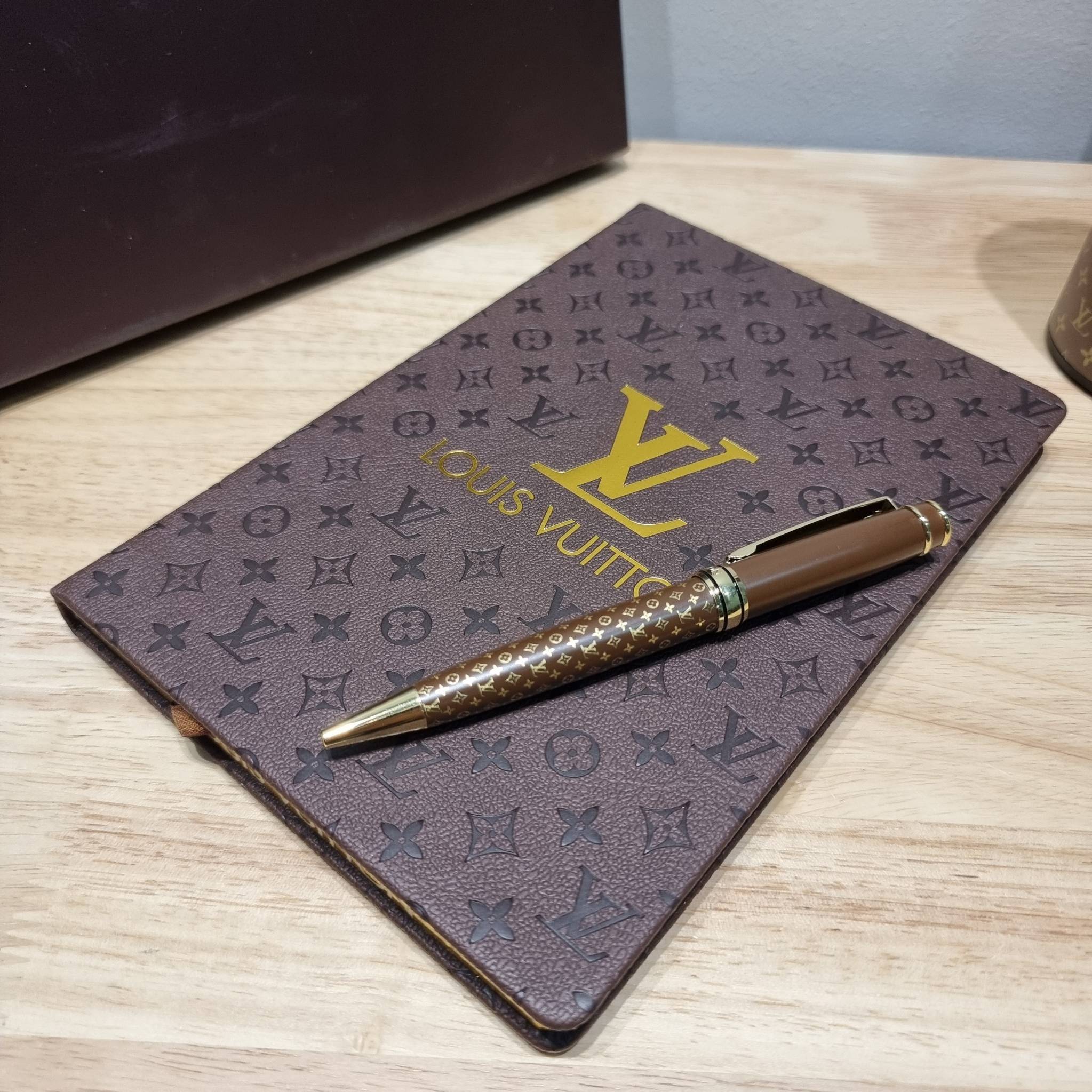 LV tumblr With digital temperature display SET Booknote / LV gift box สุดยอดไอเท็มใน box set ที่เหมาะแก่การเก็บสะสม หรือจะส่งให้เป็นของขวัญในช่วงปีใหม่ก็ดีงามที่สุด จัดมาให้ทั้งสมุดจดบันทึกเล่มลิมิเต็ด ที่ตัดขอบกระดาษด้วยสีทองหรู ปากกาเข้าเซ็ท และกระบอกน้