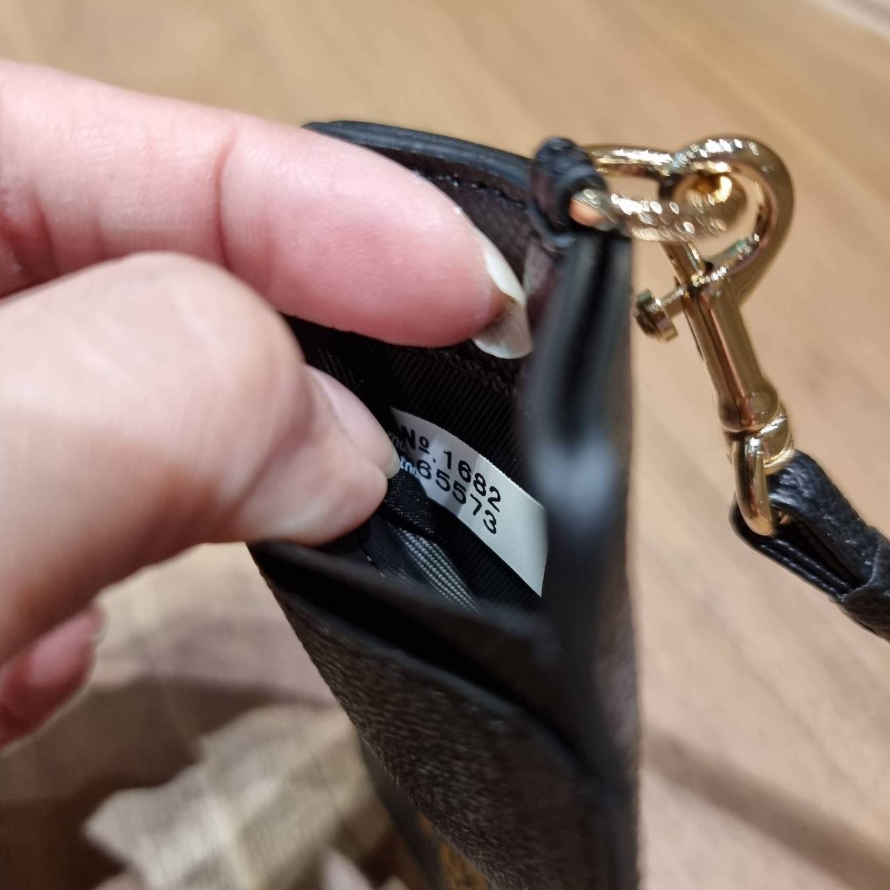 COACH ID LANYARD IN COLORBLOCK SIGNATURE CANVAS ง่ายๆแบบไม่ธรรมดา!! คลาสสิคแต่มีดีเทลโดดเด่น!! กระเป๋าถนอมบัตร พร้อมสายคล้องคอ ดีไซน์ลวดลายสวย ดูดีทุกแบบ ใช้งานง่าย พกพาสะดวก จะใส่บัตรพนักงาน บัตรเครดิต บัตรปชช. ใบขับขี่ และบัตรอื่นๆที่อยากจะใส่!! ตามใจไป