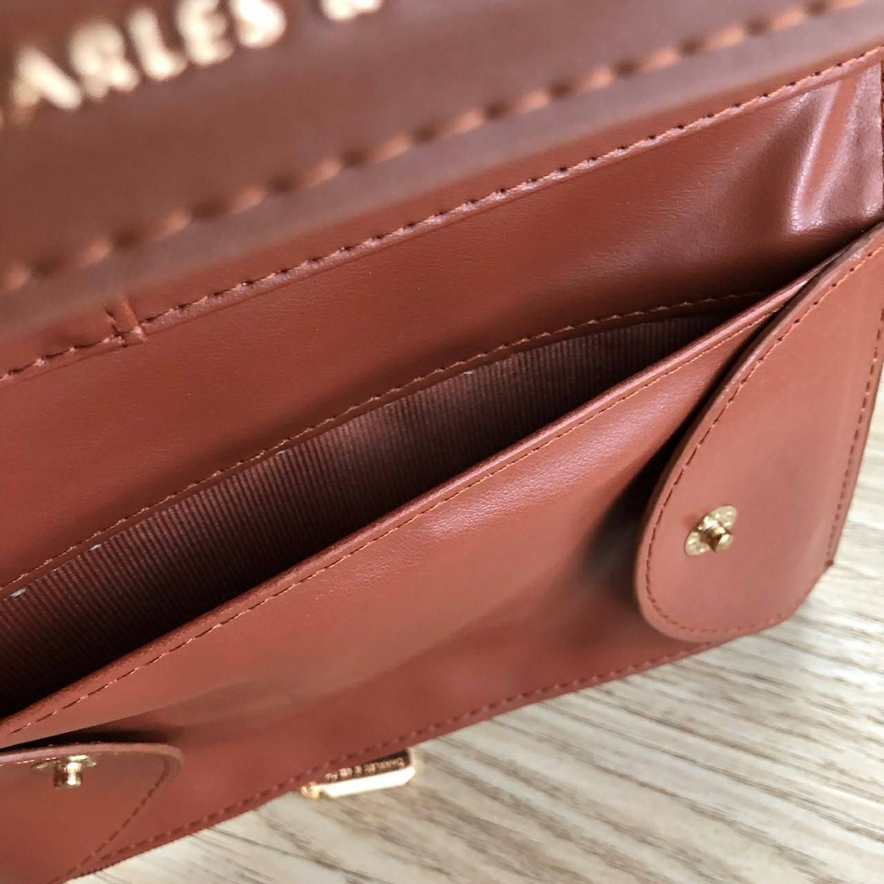 Charles & Keith Front Flap Wallet กระเป๋าสตางค์ มาพร้อมสายโซ่สลับหนัง เปิด - ปิดกระเป๋าด้วยกระดุม ด้านในมีช่องหลายช่อง แยกเก็บของได้เป็นสัดส่วน และมีช่องซิป 1 ช่องค่ะ ด้านหลังมีช่องอีก 1 ช่อง มาพร้อมสายโซ่สลับหนังยาวประมาณ 114 cm สามารถถอดได้ (ปรับไม่ได้ค