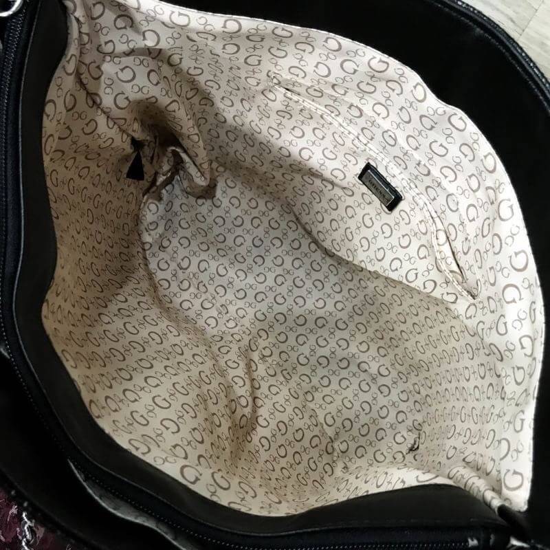 GUESS PRINTED FLOWERS SHOPPER BAG (SIZE L) กระเป๋าสะพายทรง TOTE หนังสวยอยู่ทรง ใบใหญ่กำลังดี น้ำหนักเบา ด้านหน้าประดับโลโก้แบรนด์ พร้อมโซ่ เปิดปิดด้วยซิป ภายในกว้างจุได้เยอะ แบ่งช่องเป็นสัดส่วน ใส่ A4 ได้ มีช่องซิป และช่องเล็ก มากับราคาสุดคุ้มค่ะ