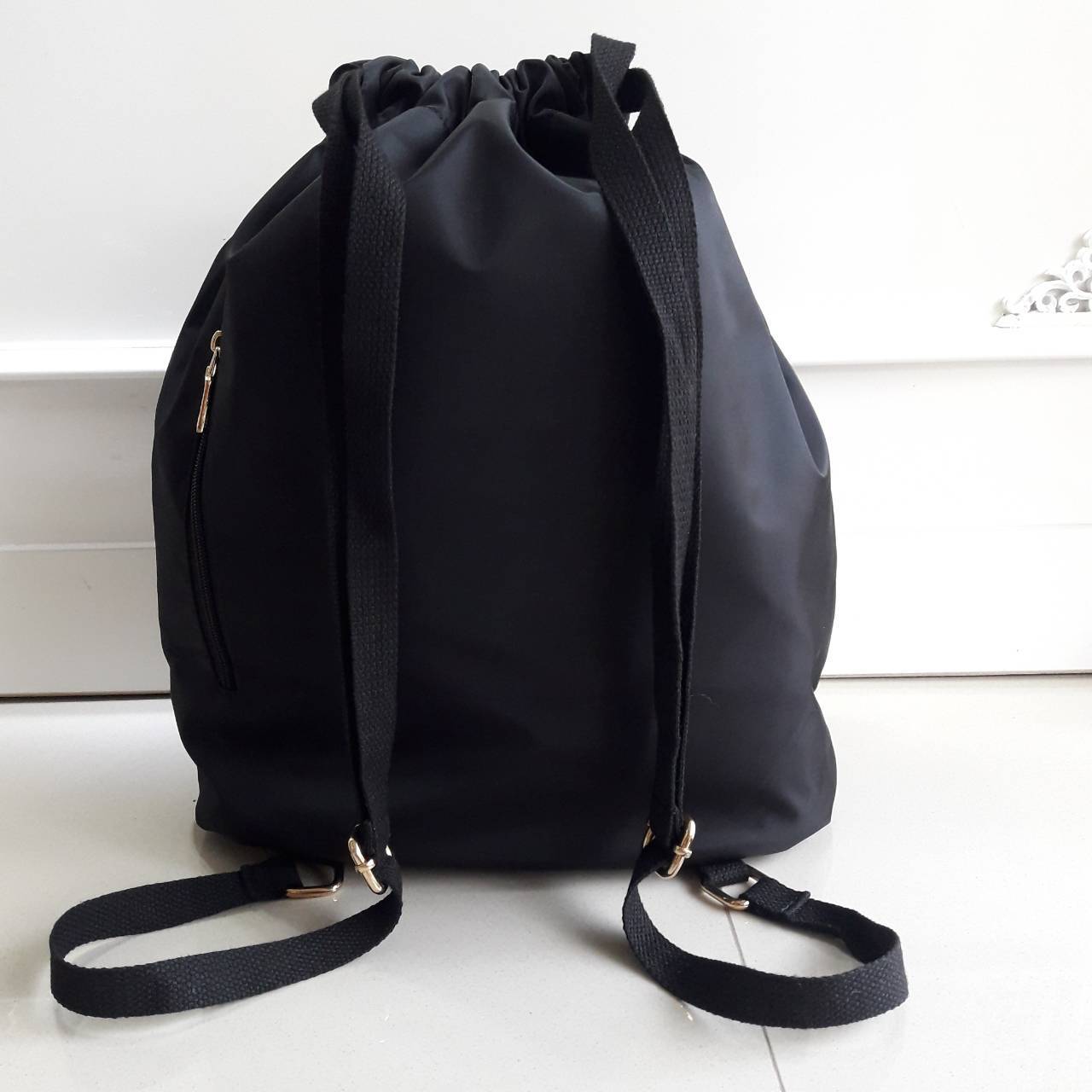 เป้ทรงใหม่ รอบนี้ ก็มานะคะ กระเป๋าทรงเป้หูรูด Nylon Backpack ทรน่ารัก จากงานพรีเมี่ยมกิ้ฟ จากเคาเตอร์ต่างประเทศ ด้านหน้ามีช่องซิปใส่ของ หยิบใช้ง่าย ด้านในเปิดปิดด้วยหูรูด มีช่องแยกด้านในอีกค้า ด้านหลังมีช่องซิปเก็บของสำคัญ เพิ่มอีกช่อง **ขนาดกำลังดีคะ ใบน