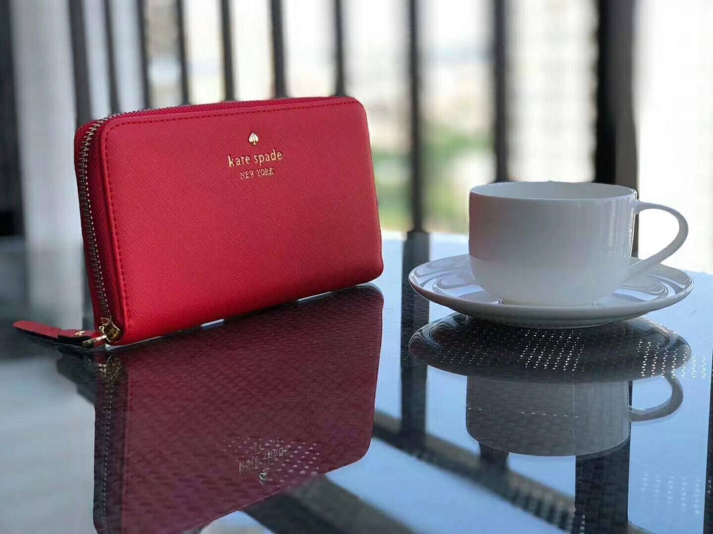 KATE SPADE LONG WALLET กระเป๋าสตางค์ใบยาวรุ่นใหม่ล่าสุดหนัง Saffiano สไตล์ PRADA สวยน่าใช้ ภายในมีช่องซิป1ช่อง และช่องใส่บัตรหลายช่อง ใส่เหรียญ บัตรได้เยอะ ตัวจริงสวยน่าใช้มากค่ะ