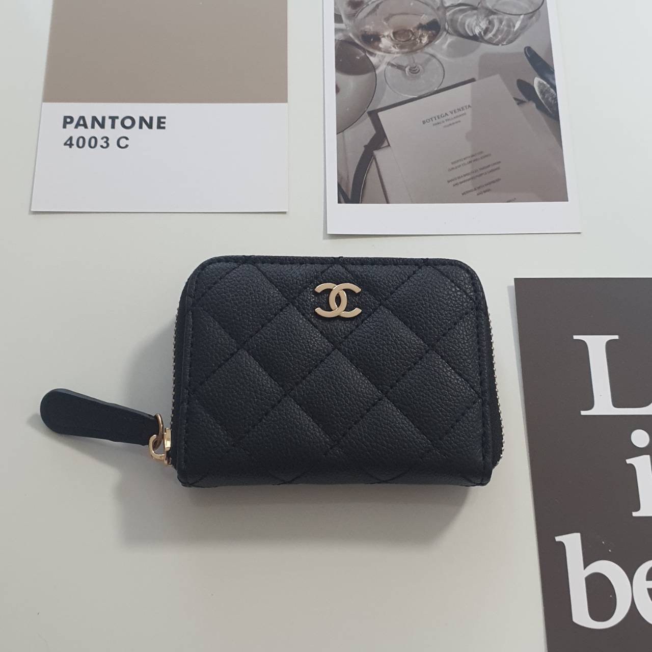 CHANEL SMALL ZIP WALLET พร้อมส่งที่ไทยแล้วค่ะ ♡♡ กับ กระเป๋าสตางค์ใบสั้น แนะนำรุ่นนี้คะ งานพรีเมี่ยมกิ้ฟท์จากเค้าเตอร์ต่างประเทศ **ทรงมินิน่ารักกก หนังสัมผัสลายด้าน จากแบรนด์ CHANEL (GWP) ด้านหน้ามีโลโก้แบรนด์ CC เปิดปิดด้วยซิปมีที่จับหนัง ด