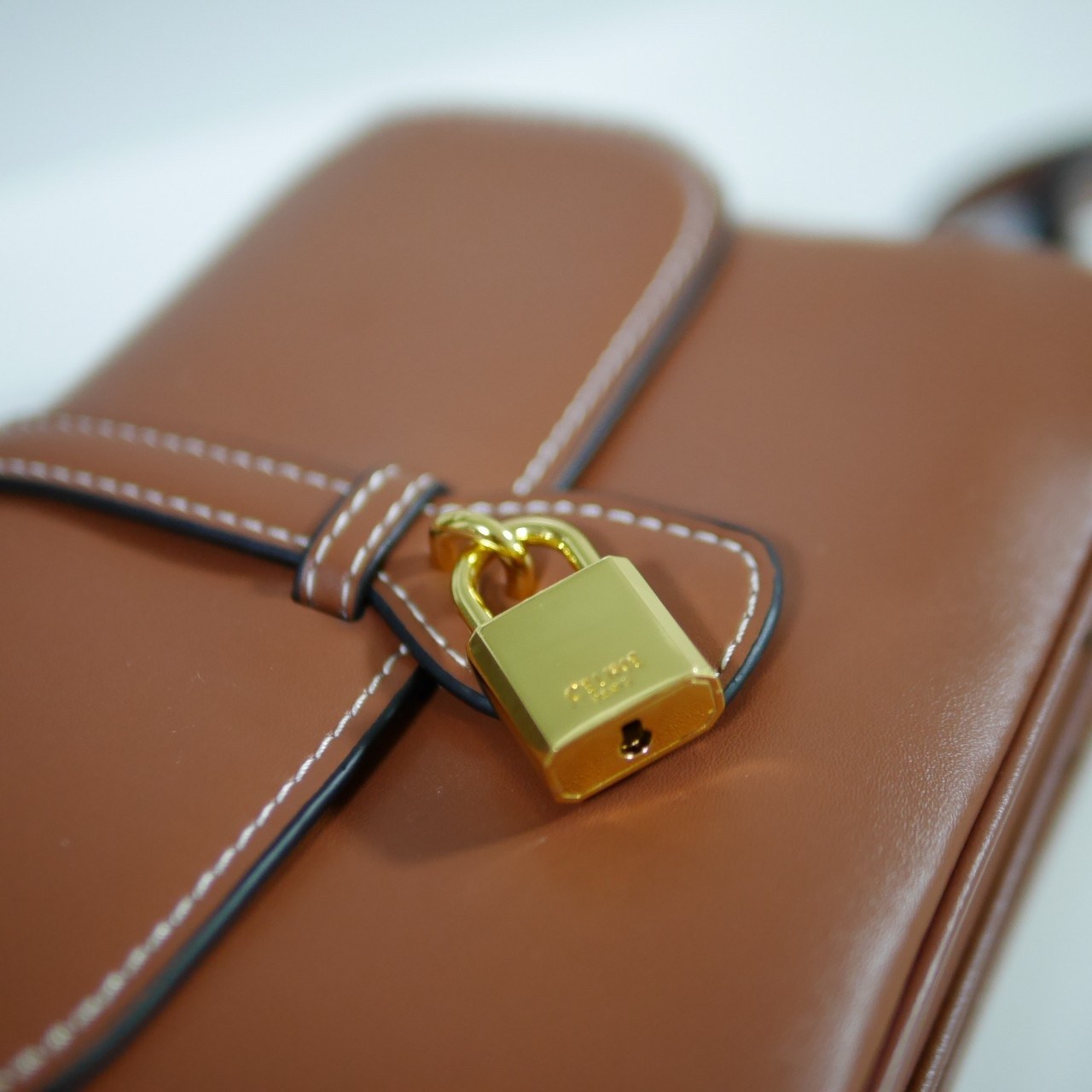 Celine Medium Tabou In Smooth Calfskin พร้อมส่งรุ่นใหม่แล้วค่า กับ CELINE SHOULDER BAG หนังเรียบสวยหรู ปรับดับพวงกุญแจสีทองด้านหน้า ด้านในเปิดด้วยด้วยกระดุม แบ่งช่องใส่ของออกเป็นสัดส่วน พร