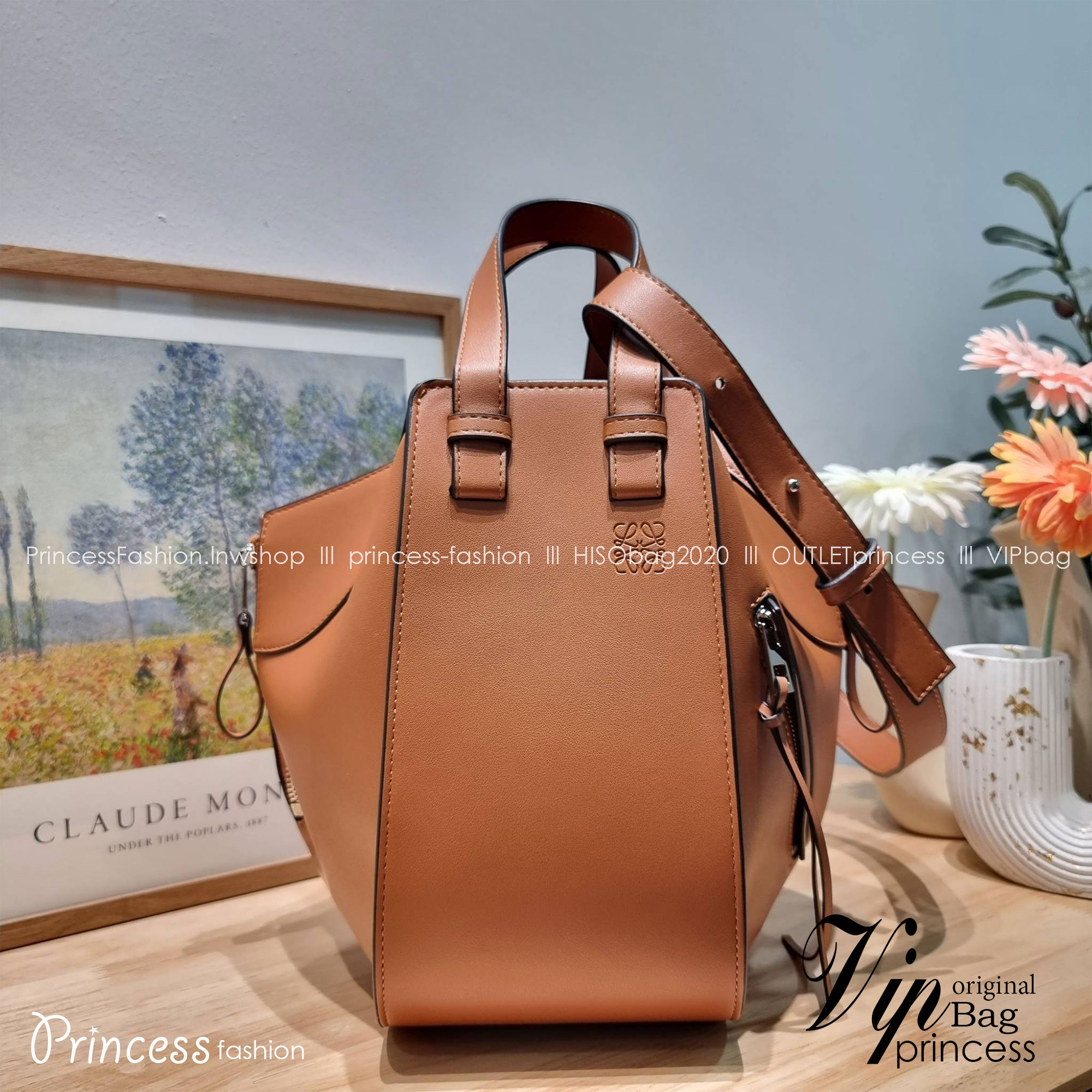 LOEWE SMALL HAMMOCK IN CLASSIC CALFSKIN พร้อมส่ง กระเป๋าสะพายดีไซส์เก๋ สามารถปรับเปลี่ยนรูปทรงได้หลากหลาย มีลูกเล่นทำให้ใช้ได้ไม่มีเบื่อ