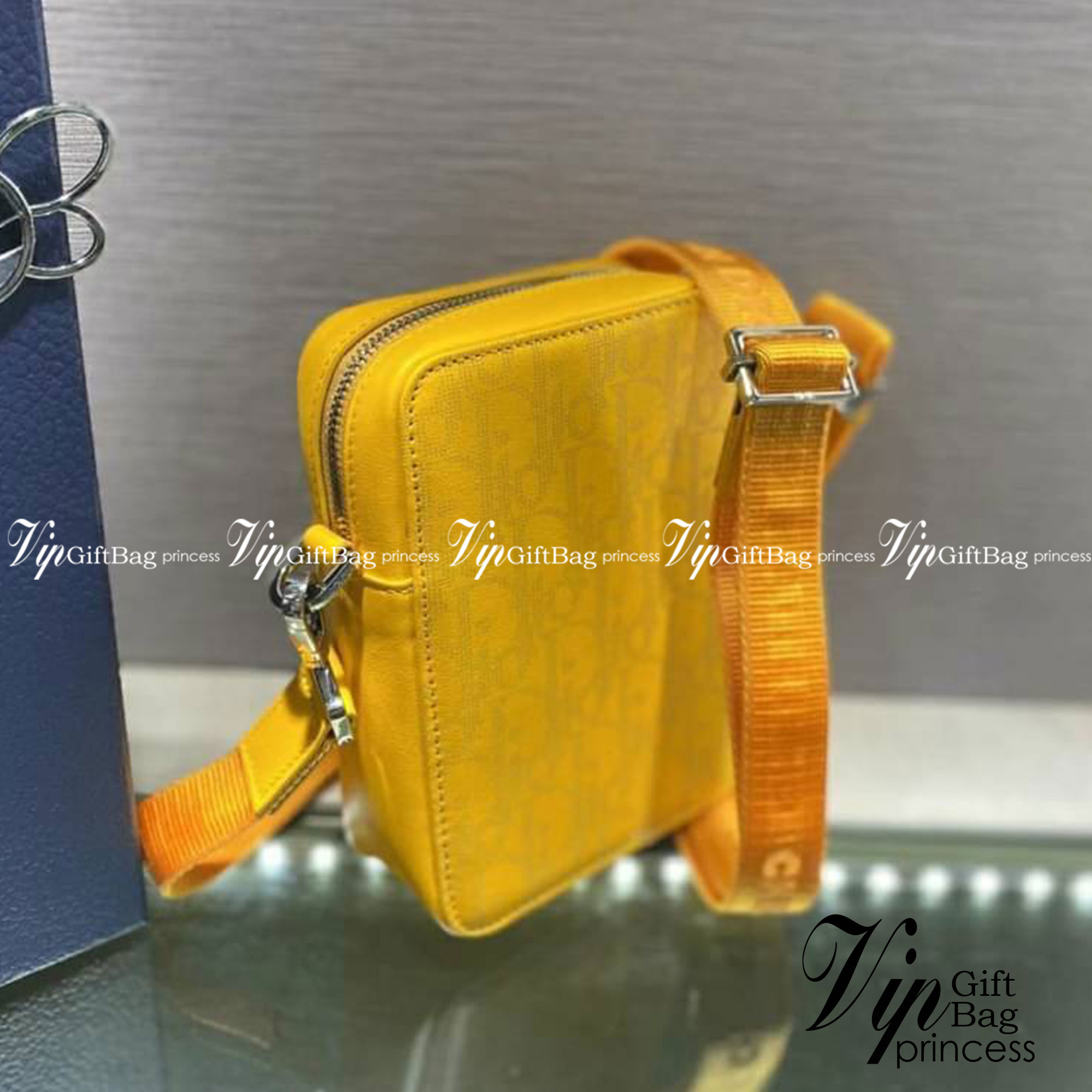 Dior World Tour Vertical / DIOR WORLD TOUR OBLIQUE GALAXY LEATHER MESSENGER POUCH BAG / Dior Pouch With Strap Oblique Galaxy Calfskin เกรดเทพออริจินอล หนังแท้ ภาพถ่ายจากสินค้าจริง ใช้งานต่างประเทศได้