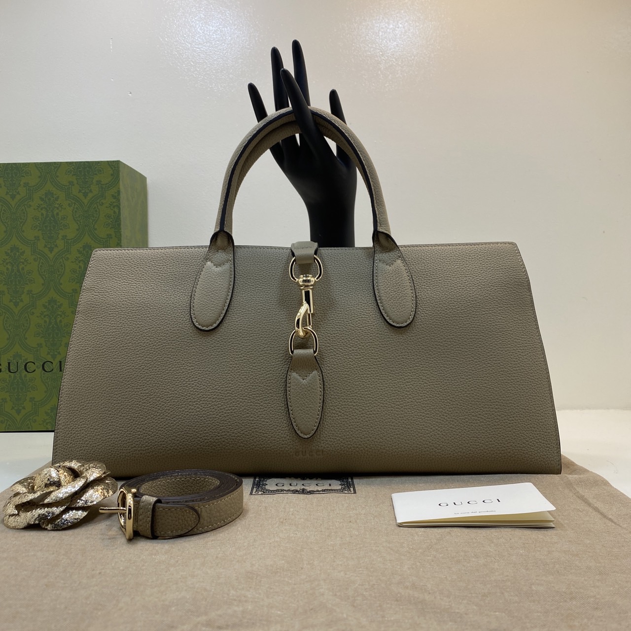 GUCCI MEDIUM TOTE BAG WITH HOOK CLOSURE / Gucci medium tote bag กระเป๋าทรงโท้ทสไตล์ใหม่ล่าสุด เกรดออริ 1:1 สลับแท้ ใช้งานต่างประเทศได้ ภาพถ่ายจากงานจริง