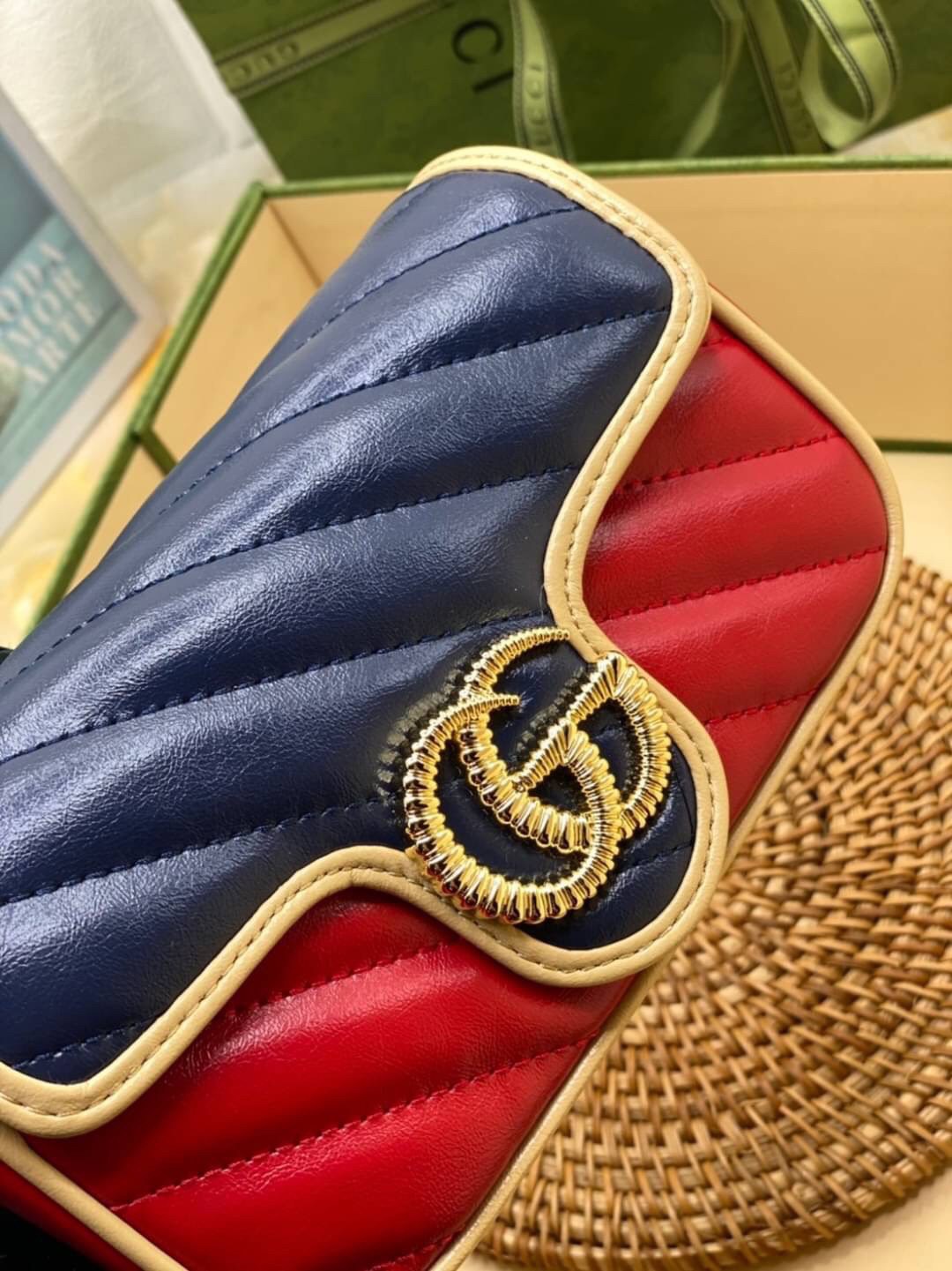 หนังแท้ VIP GIFT 】GUCCI GG Marmont super bag [mini & small] กระเป๋าสะพายข้าง โทนสีสดใสเล่นสีทูโทนตัดกันอย่างลงตัว เฟี๊ยดมากค่ะ ไซส์กะทัดรัด พกพาง่าย น้ำหนักเบา ดีไซน์สวย ภายในโล่งกว้าง มาพร้อมสายสะพายโซ่อะไหล่ทองในตัว ปรับใช้ได้ทั้งแบบสะพายเดี่ยว และสะพาย