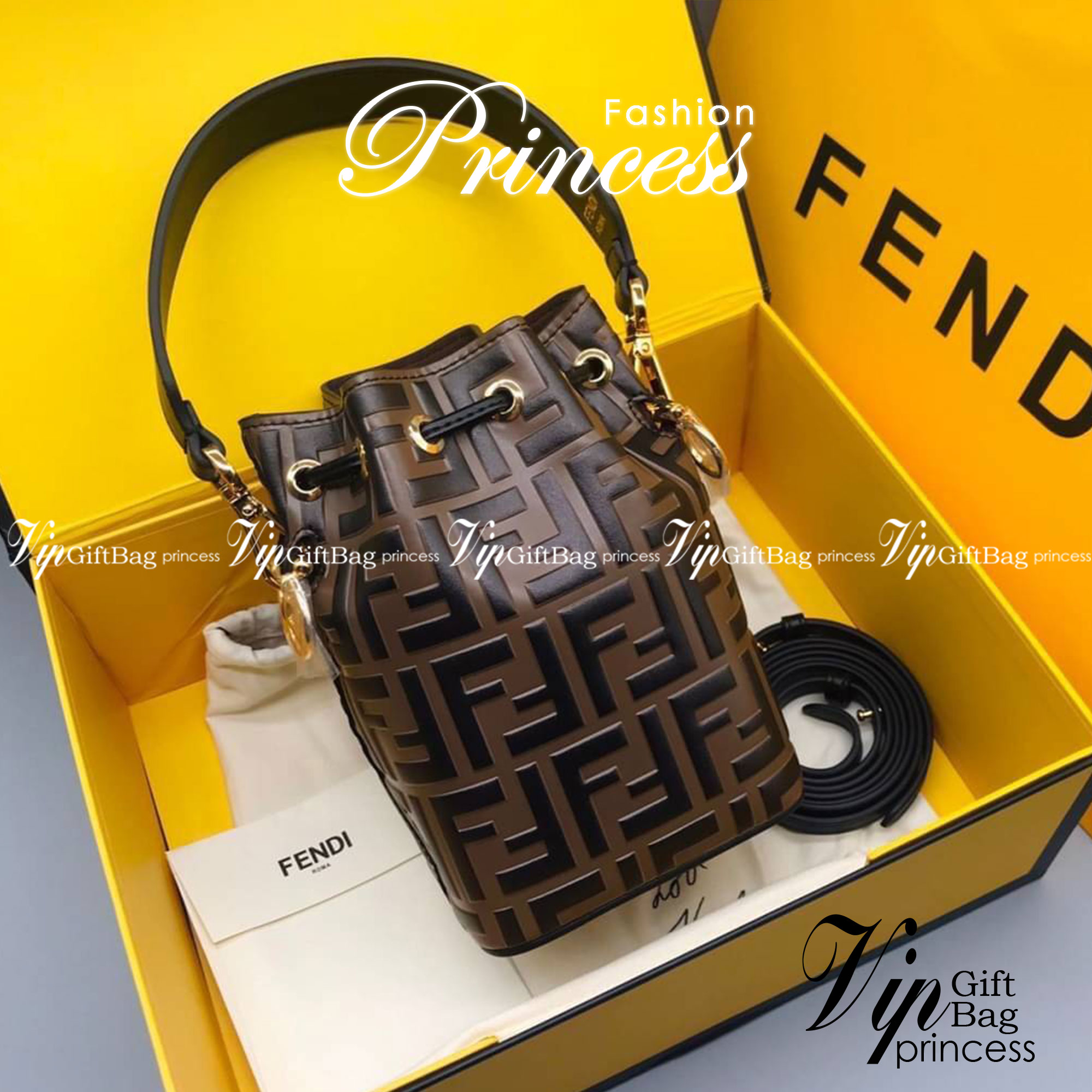 Ori Fendi MonTresor mini Bucket Bag 12cm กระเป๋าถือหรือสะพายข้าง วัสดุหนังแท้ทรงขนมจีบ ลายแบรนด์ อะไหล่ทองหรูหรา จุของได้เยอะ ตั้งอยู่ทรง ด้านในโล่ง มี2สาย สายสั้น+ยาว ถอดสายได้ Crossbody ได้ สายยาวปรับระดับได้ คุ้มสุดๆ ใบนี้ไม่ควรพลาดค่ะ ดาราเซเลปใช้กันเ