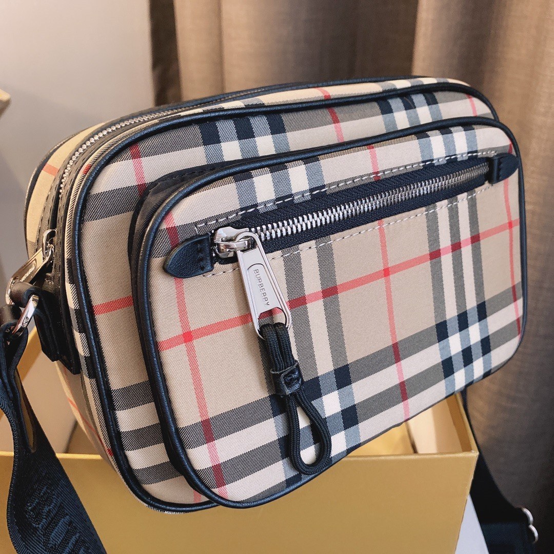 พรีเมี่ยมกิ๊ฟแท้ 100% 】สำหรับคุณผู้ชาย มีมาให้ช็อปแล้วค่ะ!!! 🇬🇧 NEW ARRIVAL! BURBERRY CROSSBODY BAG VIP GIFT WITH PURCHASE (GWP) พรีเมี่ยมกิ๊ฟ Limited Edition