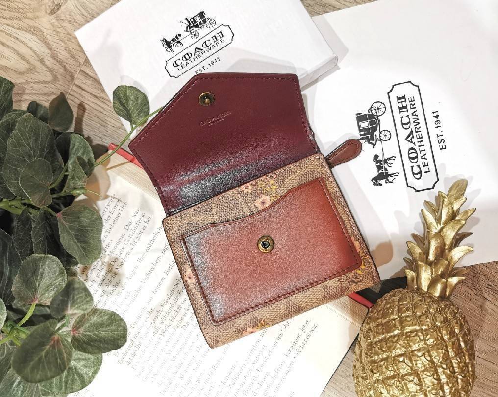 COACH FACTORY SHORT WALLET กระเป๋าสตางค์รุ่นใหม่ล่าสุดจาก Coach Factory Outlet ขนาดกำลังดี พกพาสะดวก ดีไซน์สวยน่าใช้ วัสดุหนังแท้เปิดปิดด้วยฝาปิด Envelop กระดุมด้านหน้ามีโลโก้แบรนด์ด้านหลังมีช่องซิปใส่เหรียญ หัวซิปแบรนด์ ภายในมีช่องใส่ธนบัตรใส่แบงก์พันได้