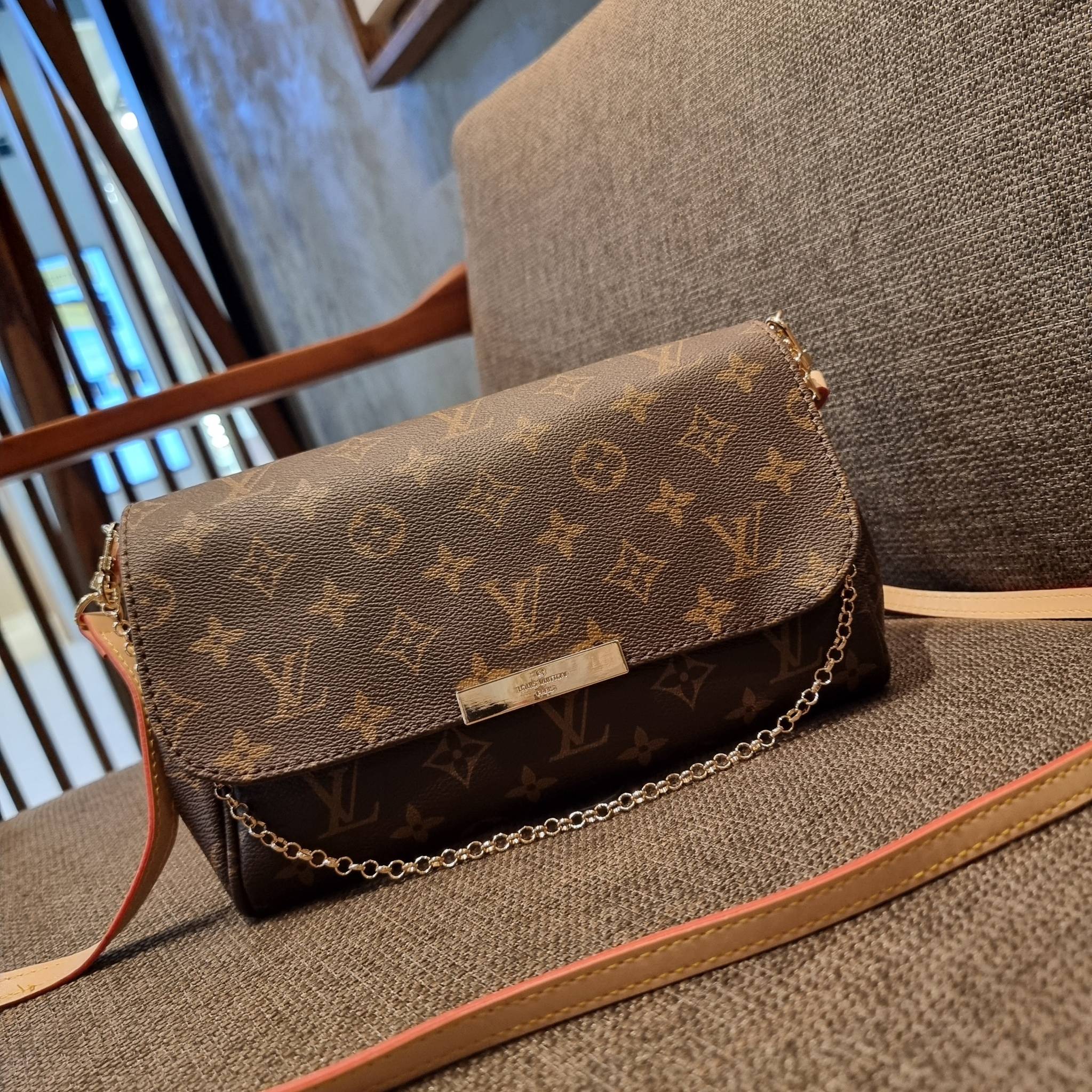 LV CROSSBODY CHAIN BAG rare item!! วัสดุหนังแคนวาส คมชัด หรู เปิด-ปิดกระเป๋าด้วยแถบแม่เหล็ก ภายในเป็นช่องโล่ง ใส่ของใช้สำคัญได้สบายๆ มือถือ พาวเวอร์แบงค์ เครื่องสำอางค์ ของจุกจิกได้หมดจ้า มาพร้อมสายสะพายโซ่ และสายสะพาย crossbody ถอดออกได้ พร้อมเสิร์ฟความส